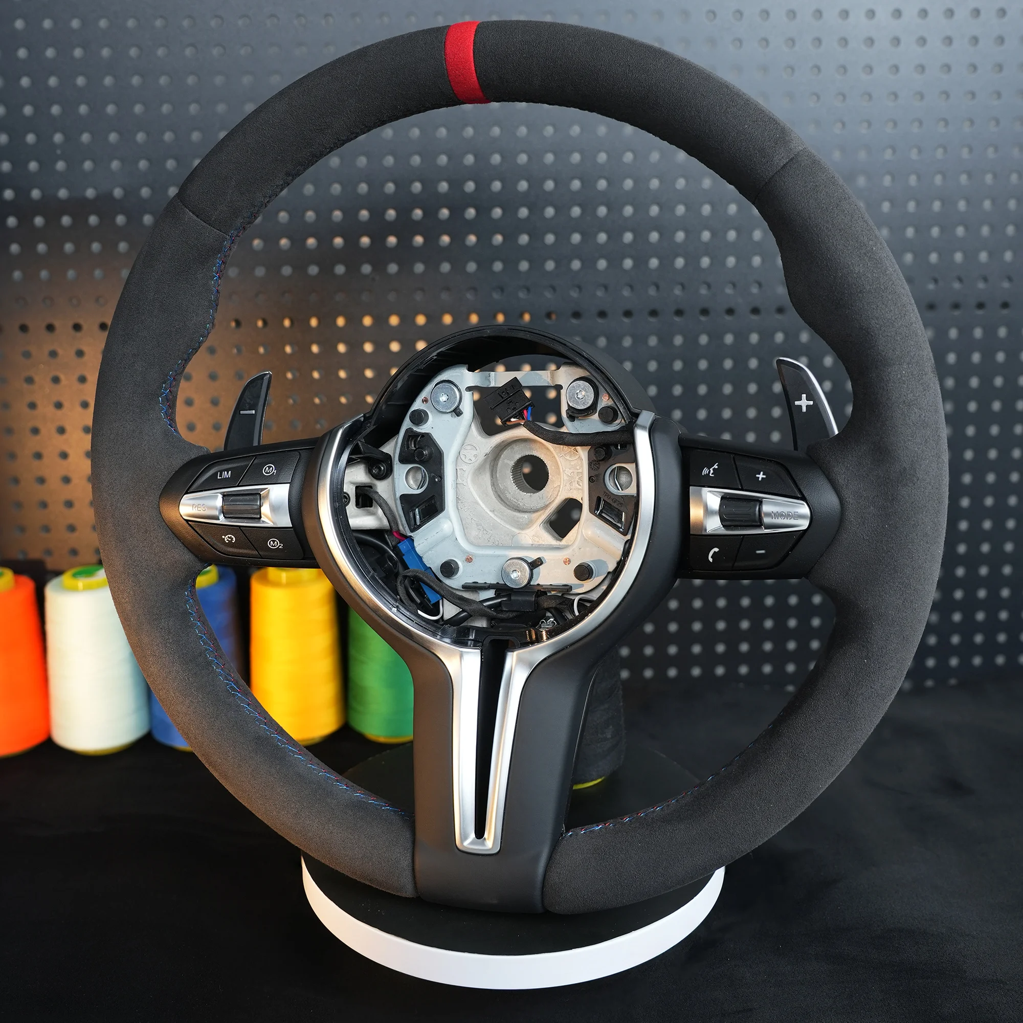 Полный руль из алькантары M Volante Lekrad для BMW F10 F11 F20 F21 F22 F25 F30 F31 F32 F33 F34 F36 F01 F06 F07 F12 F13 M3 M5
Полный руль из алькантары M Volante Lekrad для BMW F10 F11 F20 F21 F22 F25 F30 F31 F32 F33 F34 F36 F01 F06 F07 F12 F13 M3 M5