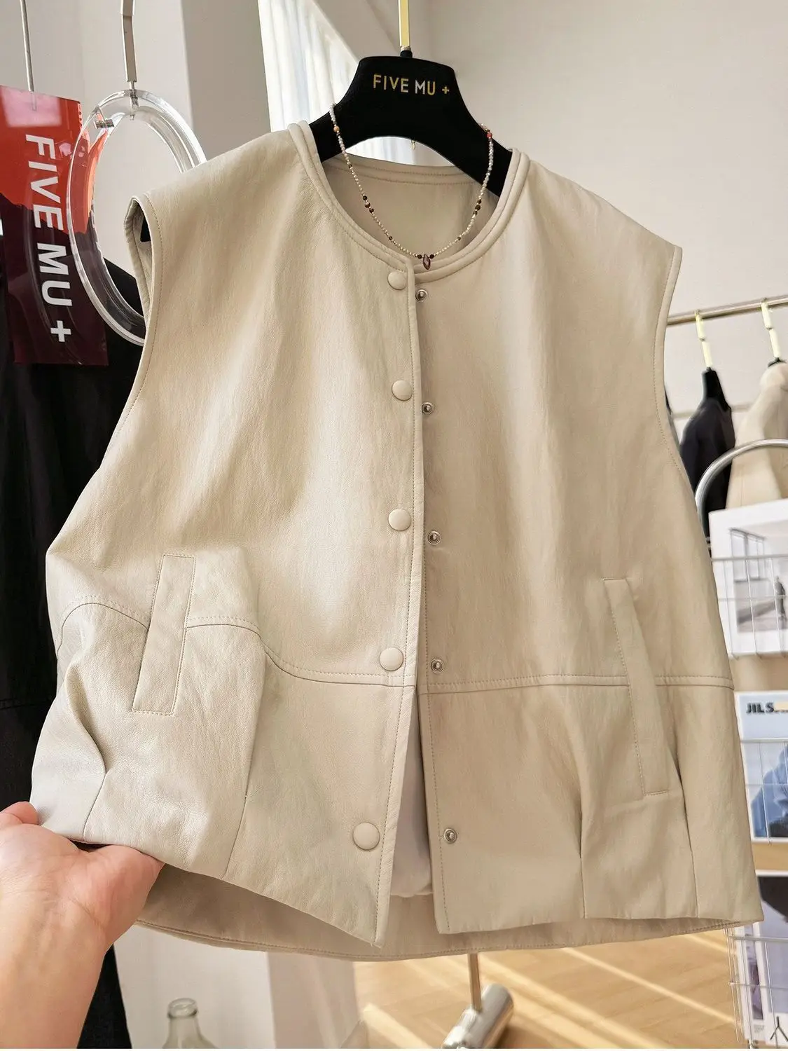 Spring and Summer Fashion Women's Vest Oversized Commuting Round Neck Short PU Leather Top
Spring and Summer Fashion Women's Vest Oversized Commuting Round Neck Short PU Leather Top