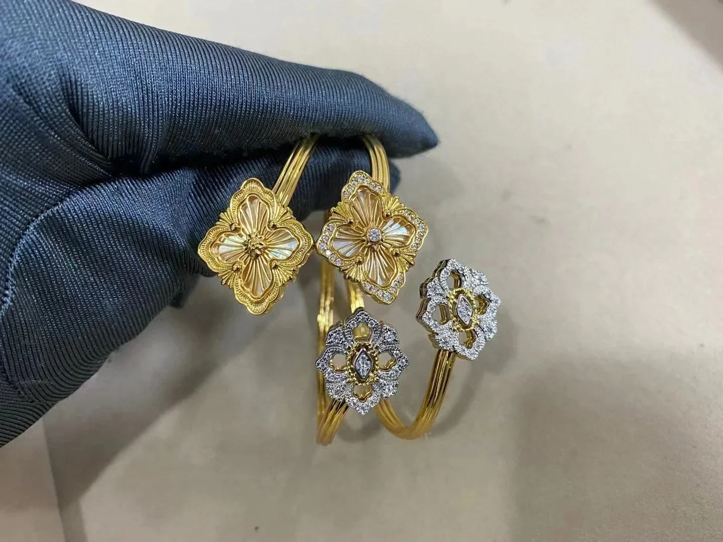 High Quality Italian Opera Bracelet Women's Open Vintage Gold PlatedDiamond Four Leaf Clover Enamel Hot Selling Hand Jewelry
High Quality Italian Opera Bracelet Women's Open Vintage Gold PlatedDiamond Four Leaf Clover Enamel Hot Selling Hand Jewelry