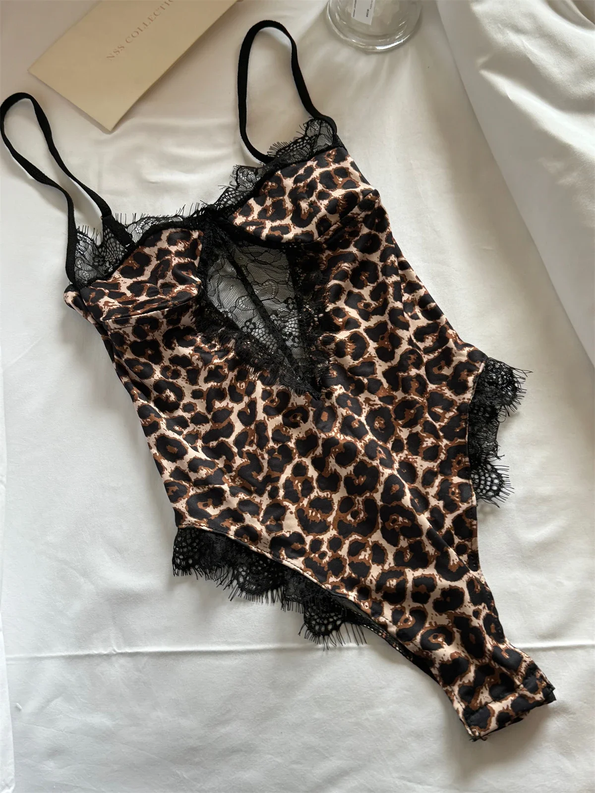 Маленькое боди, тонкое сексуальное цельное нижнее белье с леопардовым принтом, висящее нижнее белье на шее, женское нижнее белье большого размера, бюстгальтер
Маленькое боди, тонкое сексуальное цельное нижнее белье с леопардовым принтом, висящее нижнее белье на шее, женское нижнее белье большого размера, бюстгальтер