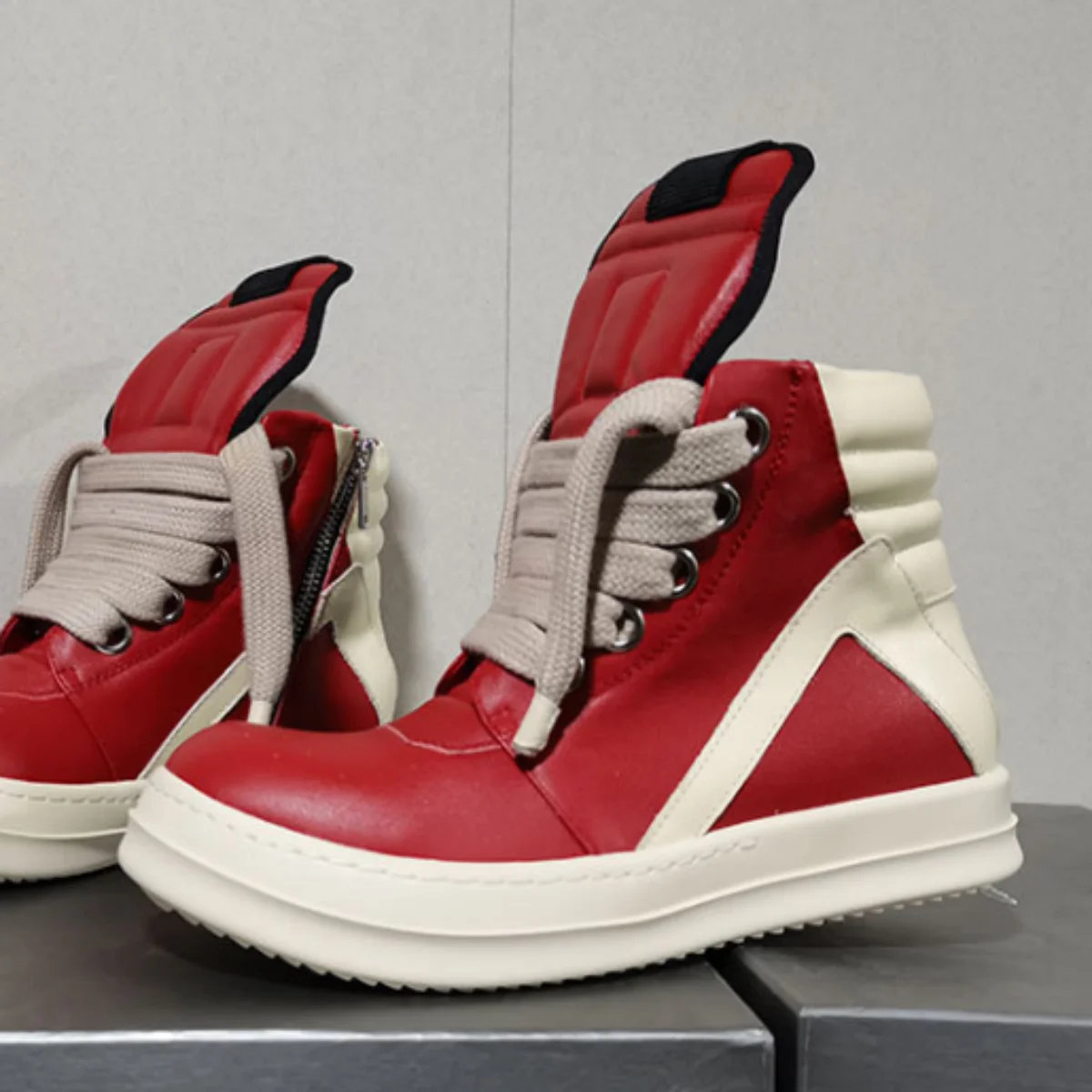 Ro Men Sneaker Cowhide High Top Shoe Lace Up Women Casual Shoes Classic Design Jumbo Laces Boots Zipper Red Leather Ankle Boot
Ro Men Sneaker Cowhide High Top Shoe Lace Up Women Casual Shoes Classic Design Jumbo Laces Boots Zipper Red Leather Ankle Boot