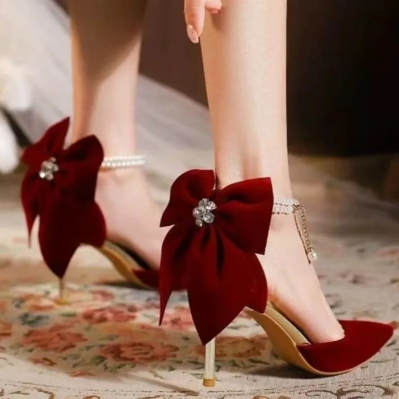 2026 Red Wedding Shoes New Pointy Stiletto /Thick Heels High Heels Female Shallow Mouth Bow One Word Buckle Strap Bride Shoes
2026 Red Wedding Shoes New Pointy Stiletto /Thick Heels High Heels Female Shallow Mouth Bow One Word Buckle Strap Bride Shoes