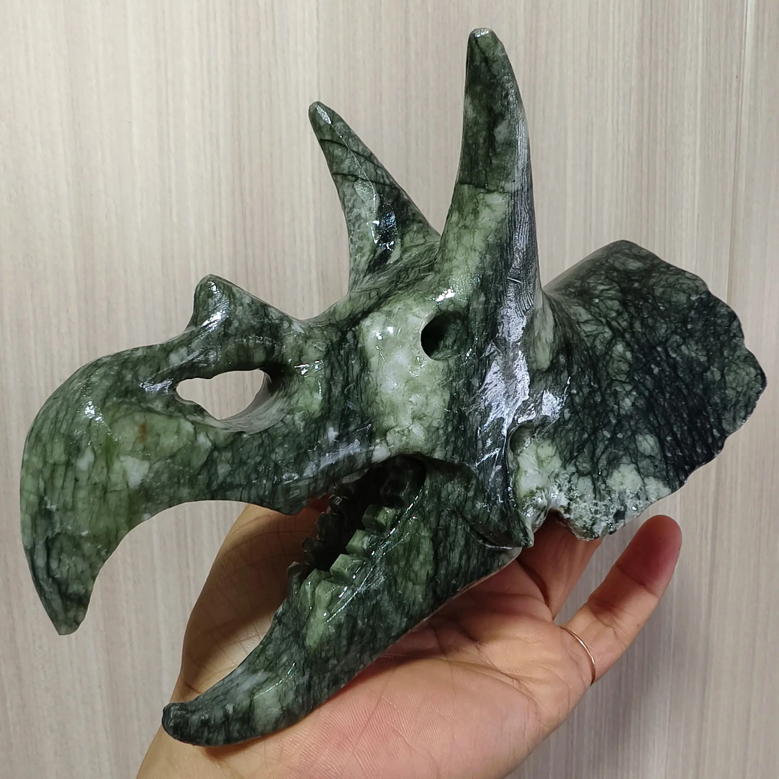 17cm Natural, Tree Jade Carved Triangle Dragon, Quartz Crystal Ore Carved Dragon, Mineral, Spiritual Energy, Healing Dragon
17cm Natural, Tree Jade Carved Triangle Dragon, Quartz Crystal Ore Carved Dragon, Mineral, Spiritual Energy, Healing Dragon