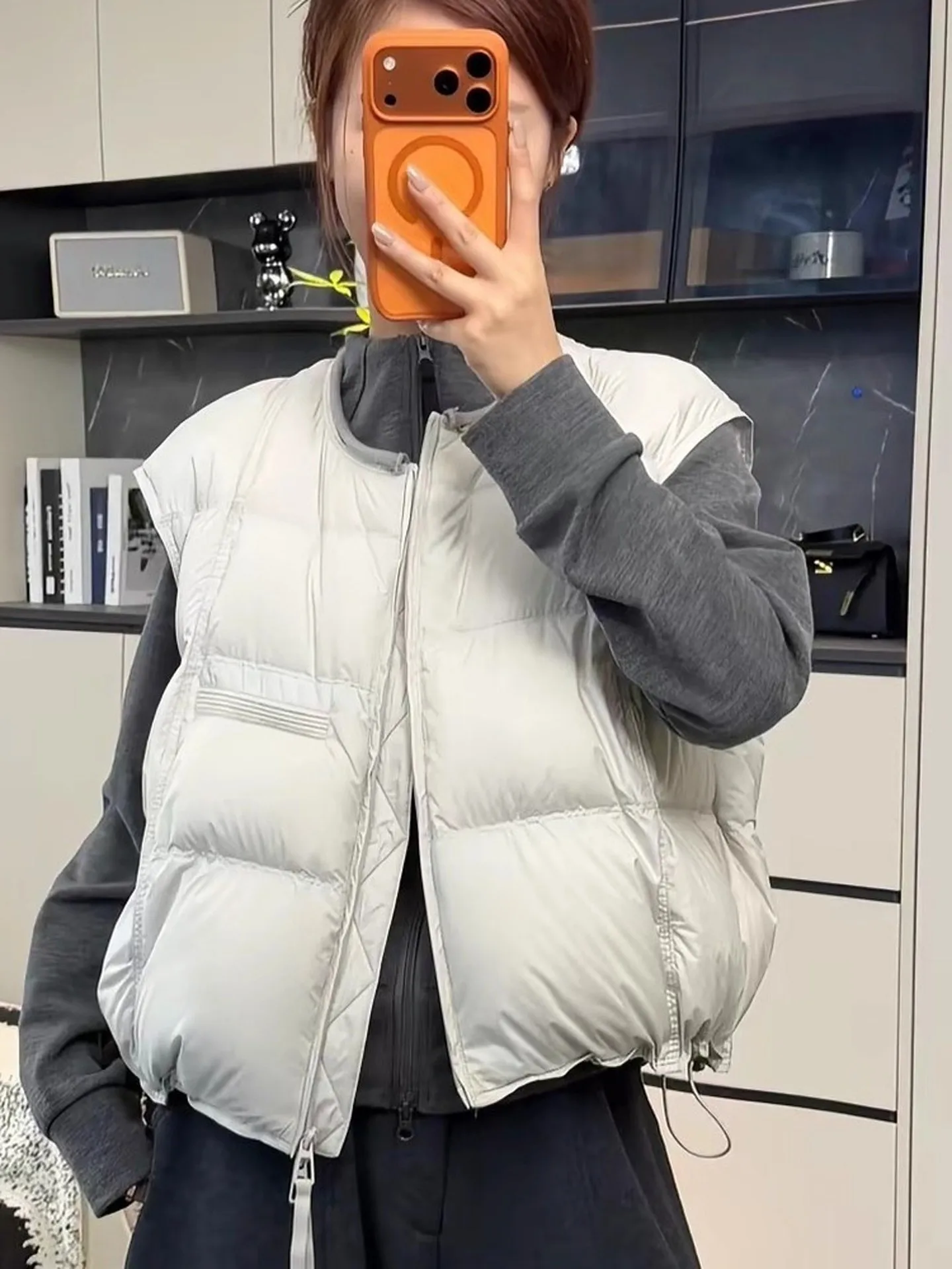 Новая зимняя утепленная хлопковая жилетка свободного кроя для женщин, теплая верхняя одежда для повседневной носки, модная коллекция 2025
Новая зимняя утепленная хлопковая жилетка свободного кроя для женщин, теплая верхняя одежда для повседневной носки, модная коллекция 2025