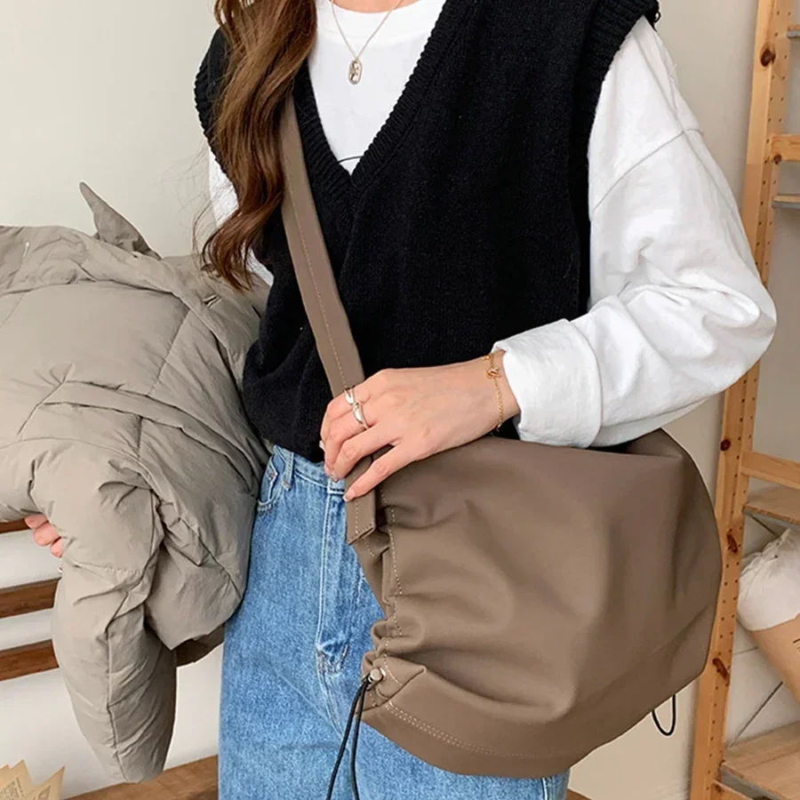 Стильная плиссированная сумка через плечо, однотонная сумка через плечо с широким плечевым ремнем, дорожная сумка, уличная сумка-хобо
Стильная плиссированная сумка через плечо, однотонная сумка через плечо с широким плечевым ремнем, дорожная сумка, уличная сумка-хобо