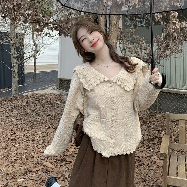 Шикарный вязаный кардиган, женский весенне-осенний новый кукольный воротник, цветной тюжет, корейский Sle Ele Top Ci Walk
Шикарный вязаный кардиган, женский весенне-осенний новый кукольный воротник, цветной тюжет, корейский Sle Ele Top Ci Walk