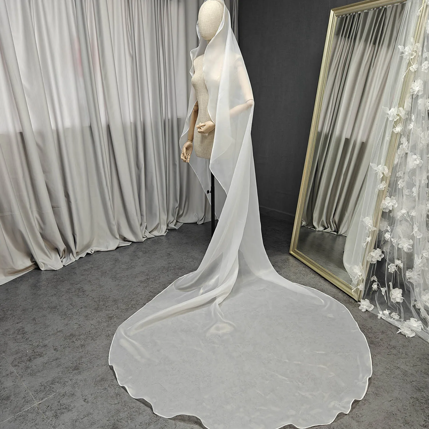 Customized Silk Organza Long Wedding Veil with Comb Single Tier Bridal Veil Simple Exquisite Veil For Bride Wedding Accessories
Customized Silk Organza Long Wedding Veil with Comb Single Tier Bridal Veil Simple Exquisite Veil For Bride Wedding Accessories