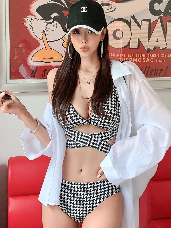 Sexy Plaid Bikini Swimsuit Three-Piece Set for Women Hot Spring Vacation Single Piece Swimsuit V-Neck Nylon Material Beach Play
Sexy Plaid Bikini Swimsuit Three-Piece Set for Women Hot Spring Vacation Single Piece Swimsuit V-Neck Nylon Material Beach Play