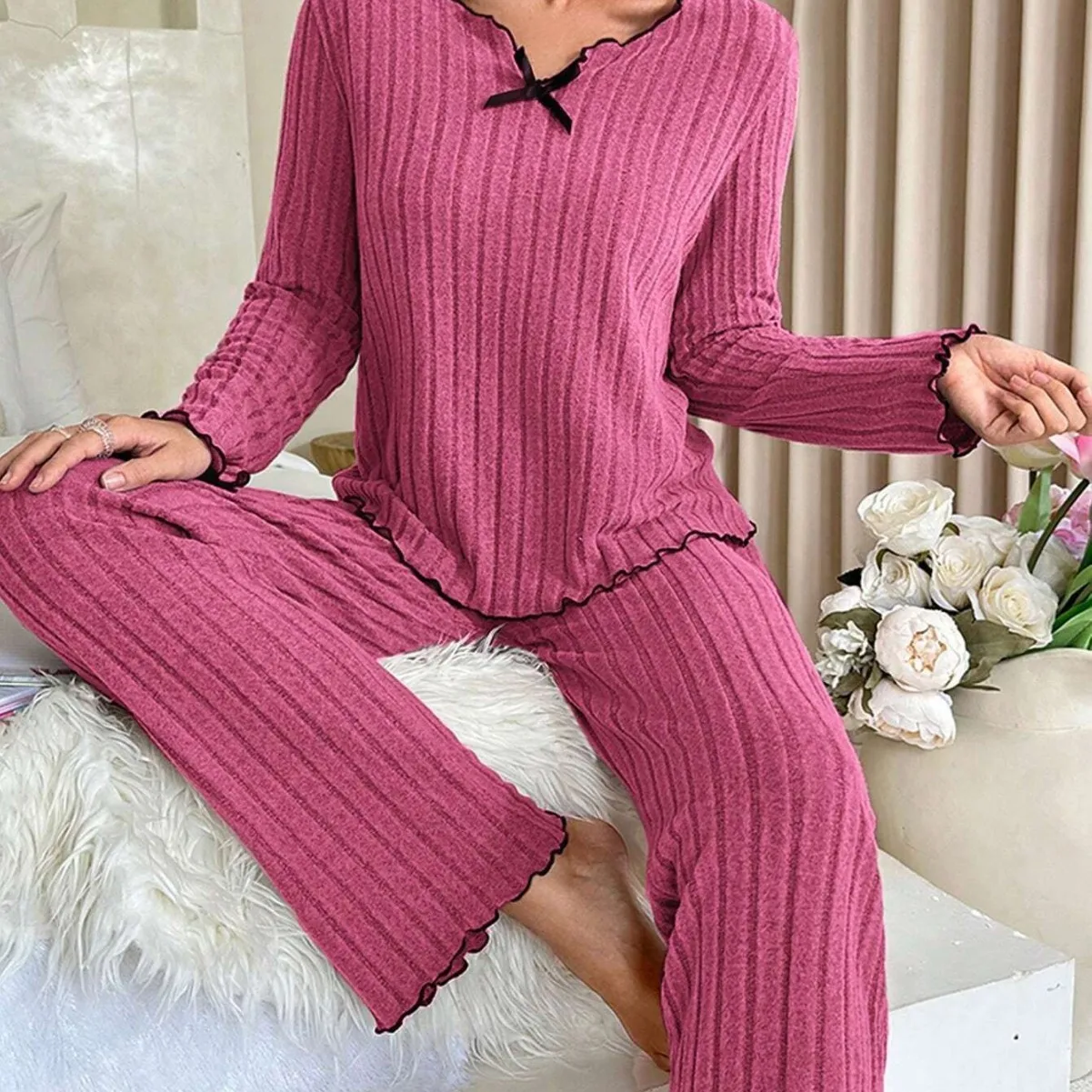 Стильный комплект для отдыха с черной отделкой, повседневный комплект для отдыха с рюшами и краями, мягкий домашний пижамный комплект в рубчик, уютная одежда для дома из двух предметов из смеси хлопка
Стильный комплект для отдыха с черной отделкой, повседневный комплект для отдыха с рюшами и краями, мягкий домашний пижамный комплект в рубчик, уютная одежда для дома из двух предметов из смеси хлопка