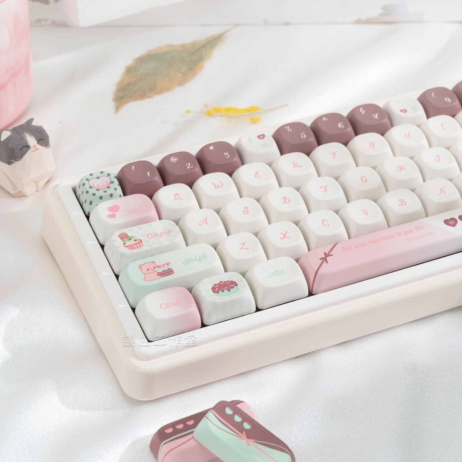 Original chocolate keycap MOA round ball cap PBT sublimation 65 mechanical keyboard for girls
Original chocolate keycap MOA round ball cap PBT sublimation 65 mechanical keyboard for girls