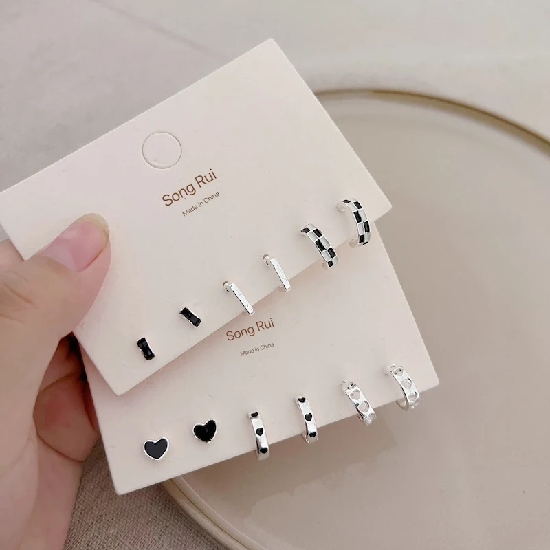 Elegant Chessboard Pattern Black White Geometric Earring Set Ear Bone Studs Niche Design Love Buckle Simple Cool Style Jewelry
Elegant Chessboard Pattern Black White Geometric Earring Set Ear Bone Studs Niche Design Love Buckle Simple Cool Style Jewelry