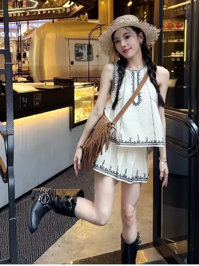 2024 New French Vintage Top Sleeveless Tank Top Summer Shirt Fashion Half Skirt Set Age Reducing Casual Trend Female Clothing
2024 New French Vintage Top Sleeveless Tank Top Summer Shirt Fashion Half Skirt Set Age Reducing Casual Trend Female Clothing