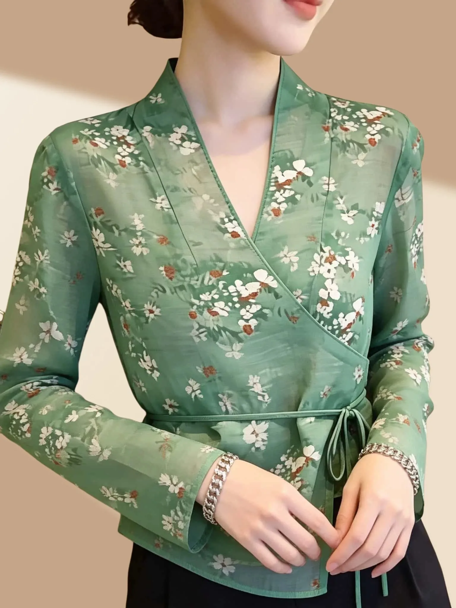 Green Commuter Style Long Sleeve Thin Chiffon Outerwear Women's Summer Fashion Loose Top Sun Protection Cardigan Casual Shirt
Green Commuter Style Long Sleeve Thin Chiffon Outerwear Women's Summer Fashion Loose Top Sun Protection Cardigan Casual Shirt
