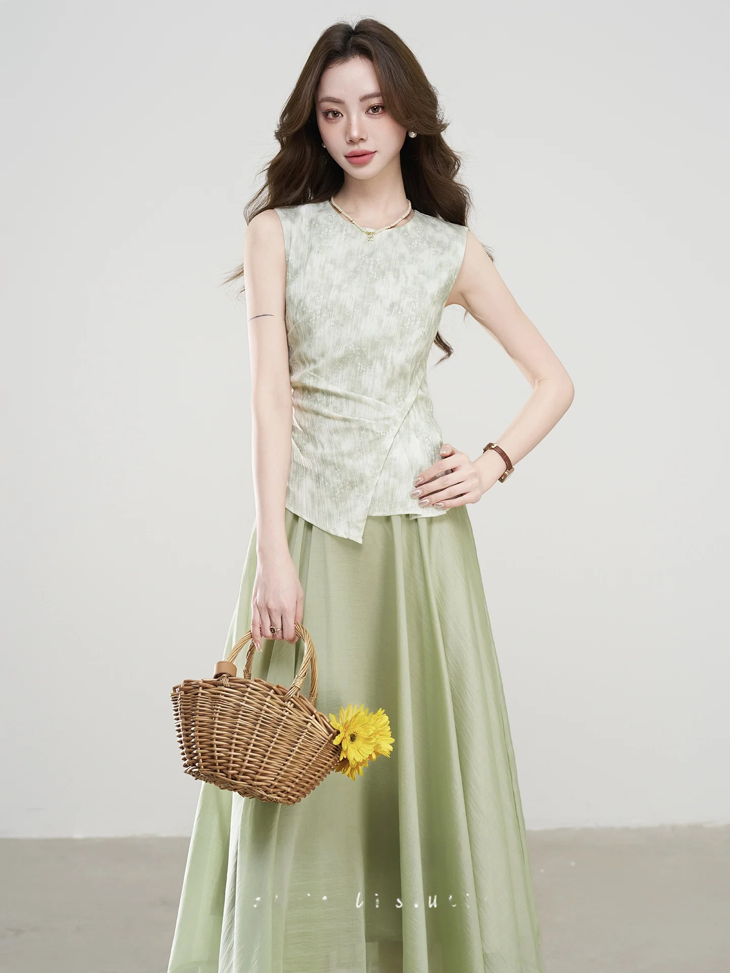 Summer New Chinese Style Feeling Sleeveless Green Floral Vest Fake Two-Piece Dress Women's High Waist A-Line Dress
Summer New Chinese Style Feeling Sleeveless Green Floral Vest Fake Two-Piece Dress Women's High Waist A-Line Dress