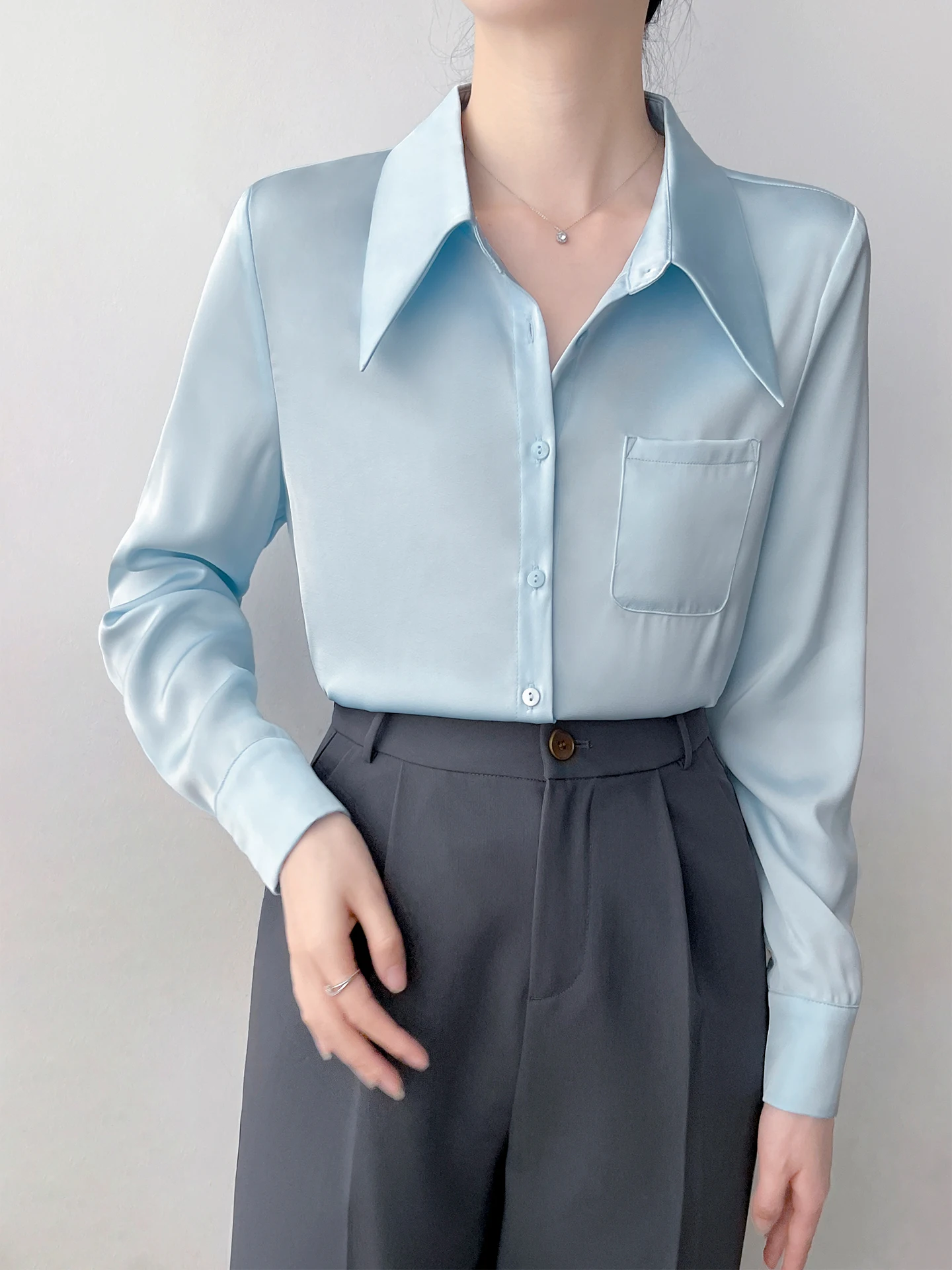 Blue Silk Long Sve irt Women's Design Sense arp Collar Drape Anti-Wrinkle Commute Sle Korean Version Loose Fit Top
Blue Silk Long Sve irt Women's Design Sense arp Collar Drape Anti-Wrinkle Commute Sle Korean Version Loose Fit Top