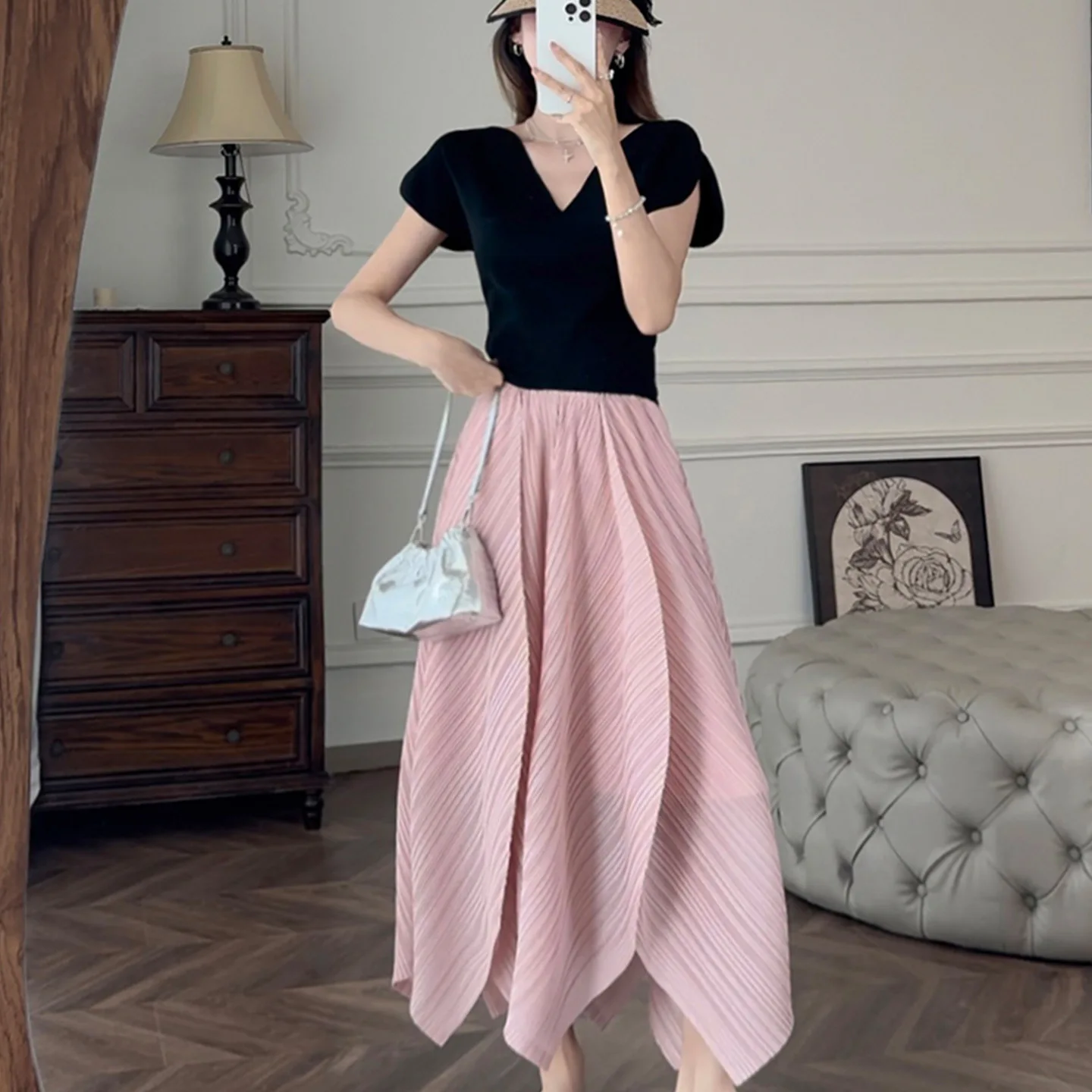 Miyake плиссированное 2026 новое весенне-летнее нежное ленивое стильное розовое плиссированное бюстье с неровным подолом, длинная юбка с эластичной резинкой на талии и складками
Miyake плиссированное 2026 новое весенне-летнее нежное ленивое стильное розовое плиссированное бюстье с неровным подолом, длинная юбка с эластичной резинкой на талии и складками