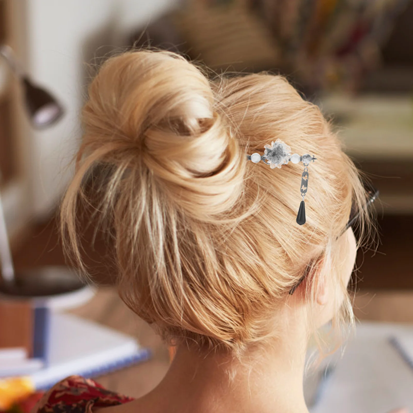 Chinese Ink Flower Metal Hair Stick Exquisite Lightweight Hairpin for Women Vintage Hair Bun Accessories for Special Occasions 
Chinese Ink Flower Metal Hair Stick Exquisite Lightweight Hairpin for Women Vintage Hair Bun Accessories for Special Occasions