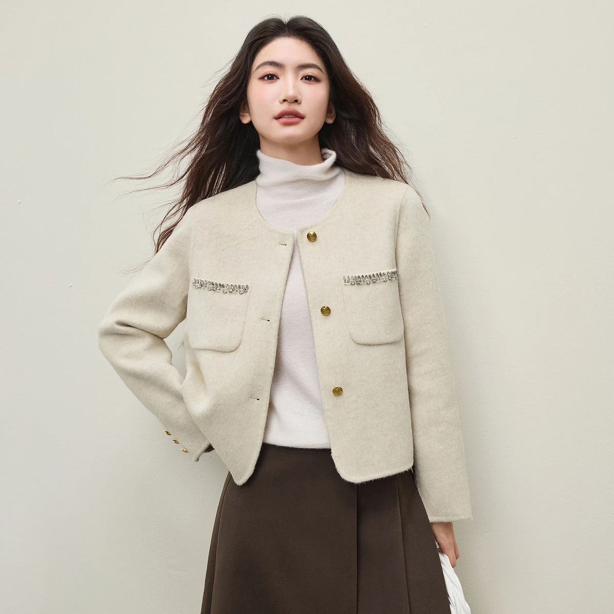 SENTUBILA Women Winter Wool Jacket 2025 Round Neck Thick Pocket Short Coats 100% Wool Long Sleeves Female Outerwear W54OG4882
SENTUBILA Women Winter Wool Jacket 2025 Round Neck Thick Pocket Short Coats 100% Wool Long Sleeves Female Outerwear W54OG4882