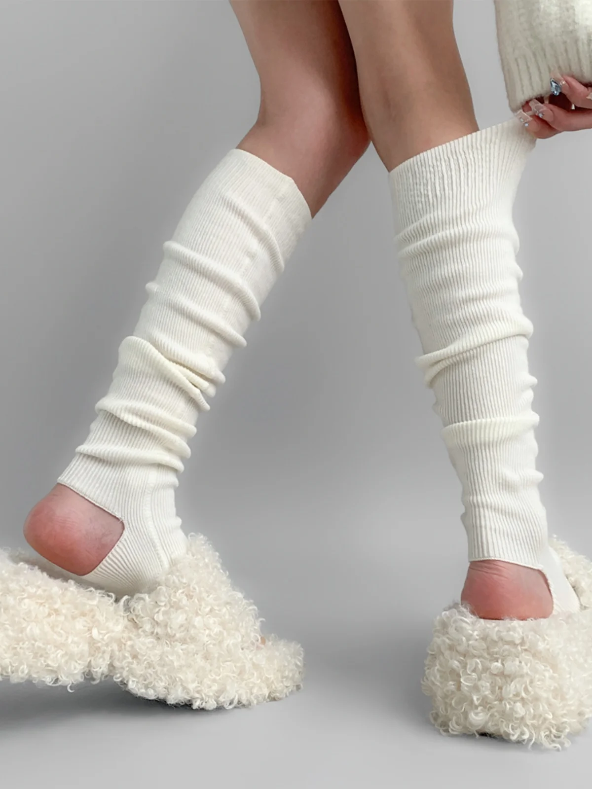 2025 Warm and Stylish Over the Knee Knit Socks for Women - Preppy Thermal Winter High Stocks with Thickened Material Legwarmers
2025 Warm and Stylish Over the Knee Knit Socks for Women - Preppy Thermal Winter High Stocks with Thickened Material Legwarmers
