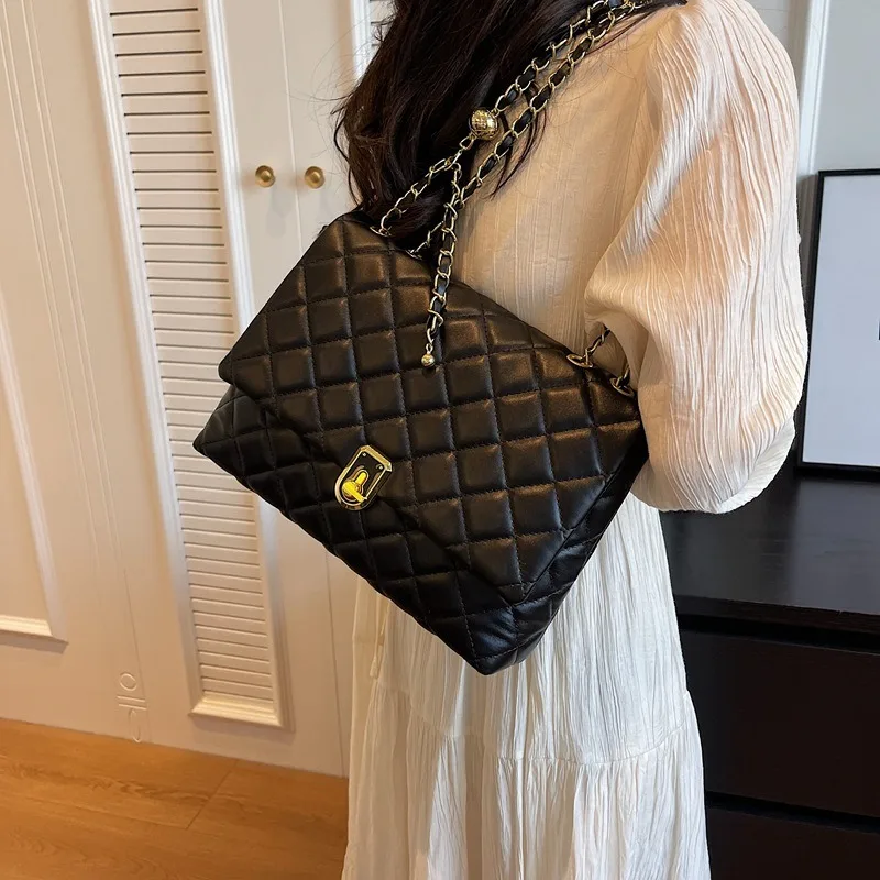 Advanced Women's Bag with Diamond Grid Chain Armpit Bag New Trendy and Stylish Shoulder Versatile Crossbody Bag
Advanced Women's Bag with Diamond Grid Chain Armpit Bag New Trendy and Stylish Shoulder Versatile Crossbody Bag