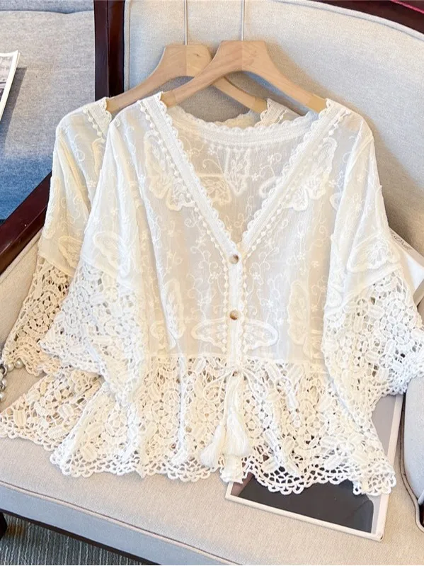 plus Size Women's Lace Embroidery Shirt V-Neck Design Hollow out Sleeveless Summer Top Waist-Cinching Open Cardigan
plus Size Women's Lace Embroidery Shirt V-Neck Design Hollow out Sleeveless Summer Top Waist-Cinching Open Cardigan