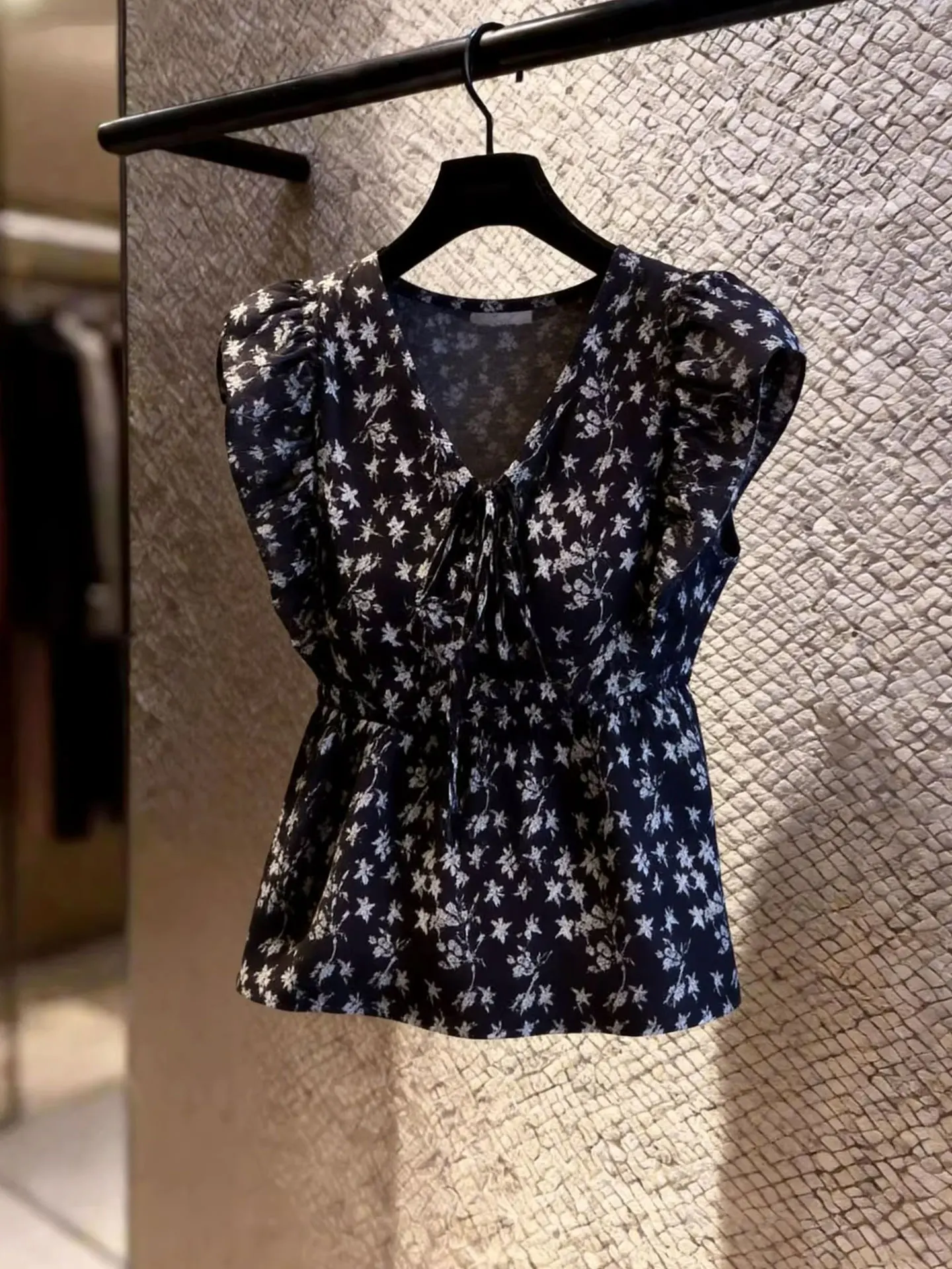 Korean Design V-Neck Floral Print Slimming Top Summer Fashionable Trendy Short Sleeve Women's Silk Shirt Straight Cut Commute
Korean Design V-Neck Floral Print Slimming Top Summer Fashionable Trendy Short Sleeve Women's Silk Shirt Straight Cut Commute