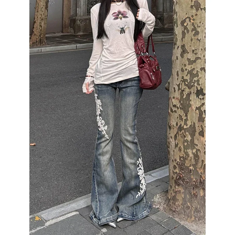 2025 Spring Vintage Embroidery Streetwear Jeans Women American Retro Grunge Y2K Denim Flare Pants 2000s Cargo Trouser Pantalones
2025 Spring Vintage Embroidery Streetwear Jeans Women American Retro Grunge Y2K Denim Flare Pants 2000s Cargo Trouser Pantalones