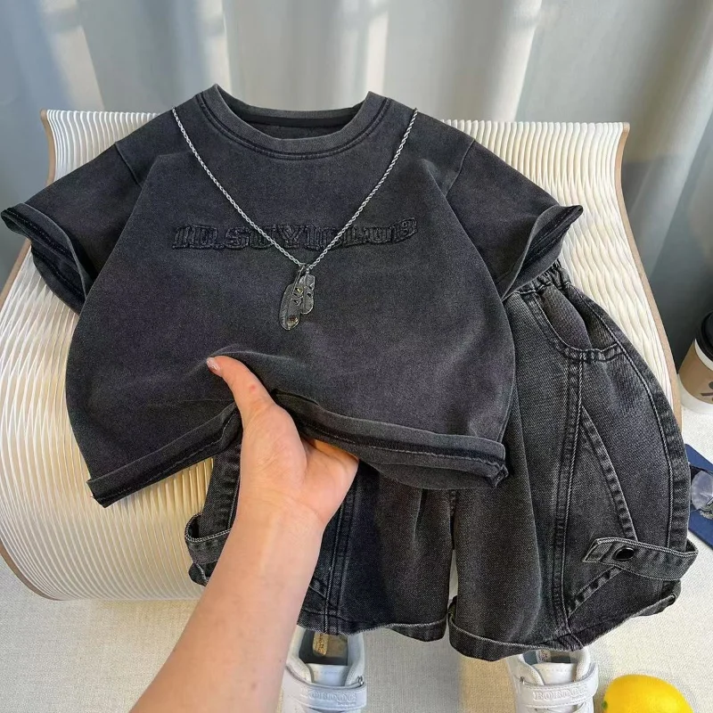 Boys Korean Version Handsome Short Sleeved Set Summer High-end Feeling Children's Baby T-shirt+Denim Shorts Two-piece Set 2-9Y
Boys Korean Version Handsome Short Sleeved Set Summer High-end Feeling Children's Baby T-shirt+Denim Shorts Two-piece Set 2-9Y