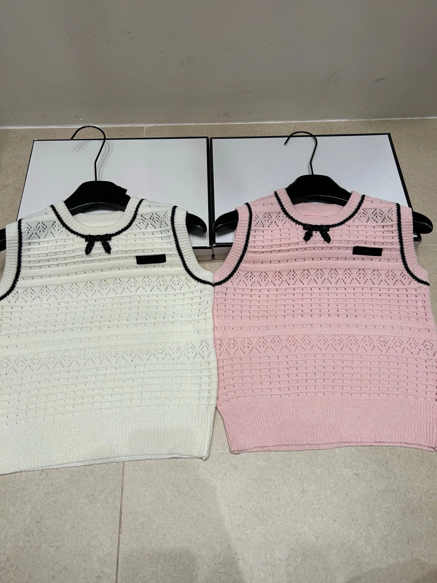 VIBE Sweet Style Knot Hollow out Knitted Vest Women's Sleeveless Slimming Top Spring Summer Fashion College Look
VIBE Sweet Style Knot Hollow out Knitted Vest Women's Sleeveless Slimming Top Spring Summer Fashion College Look