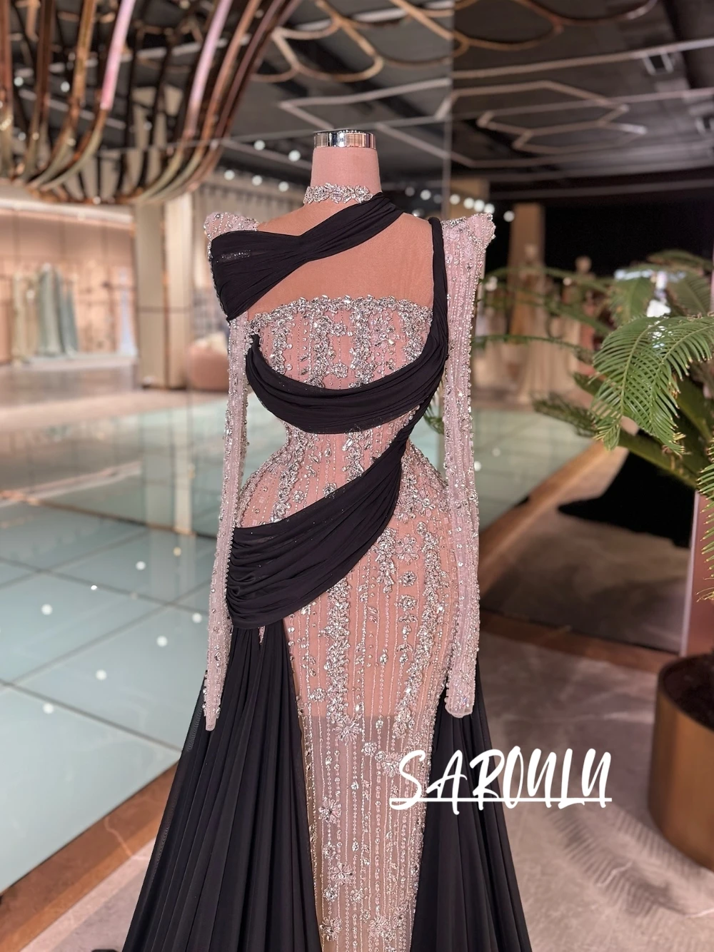 Sexy Black Sheer Evening Gown Crystal Embellished Long Sleeved Illusion Mermaid Prom Dress With Draped Details Customized
Sexy Black Sheer Evening Gown Crystal Embellished Long Sleeved Illusion Mermaid Prom Dress With Draped Details Customized