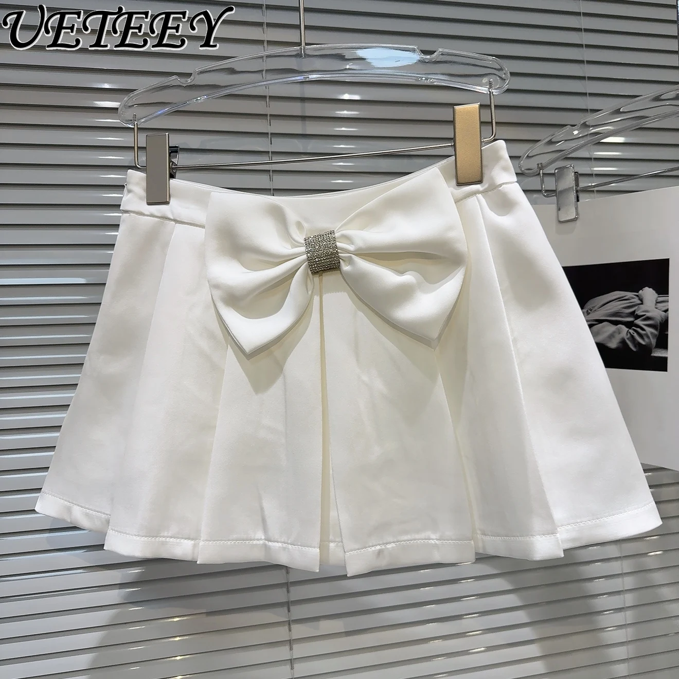 2025 Summer New French Sweet Diamond Buckle Big Bow Black Skirts High Waist Slim Fit College Style Pleated Skirt Short Skirt
2025 Summer New French Sweet Diamond Buckle Big Bow Black Skirts High Waist Slim Fit College Style Pleated Skirt Short Skirt