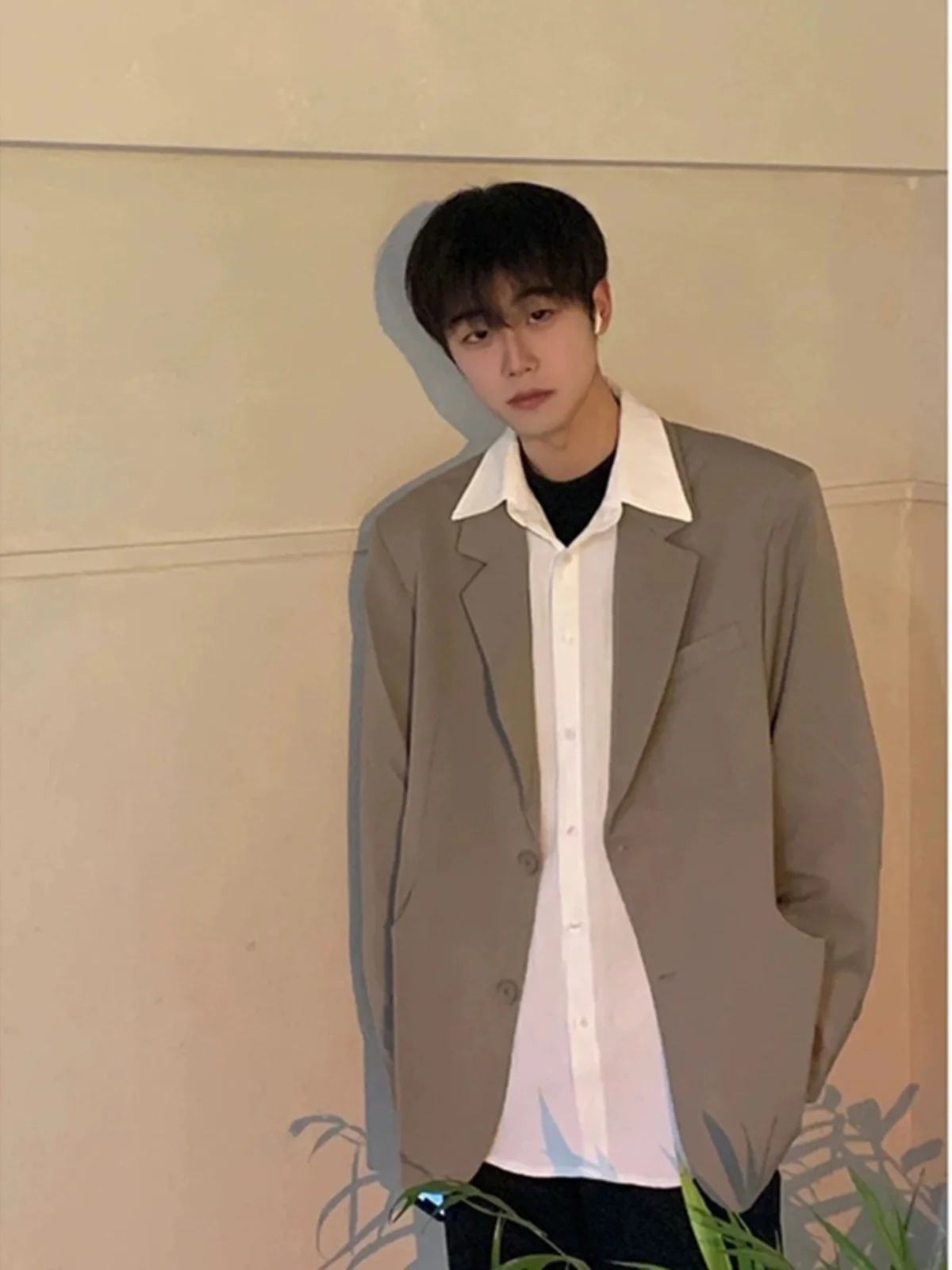 Мужской костюм карамельного цвета с подплечниками, однотонный, в американском стиле, повседневный, весенне-осенний, двубортный
Мужской костюм карамельного цвета с подплечниками, однотонный, в американском стиле, повседневный, весенне-осенний, двубортный