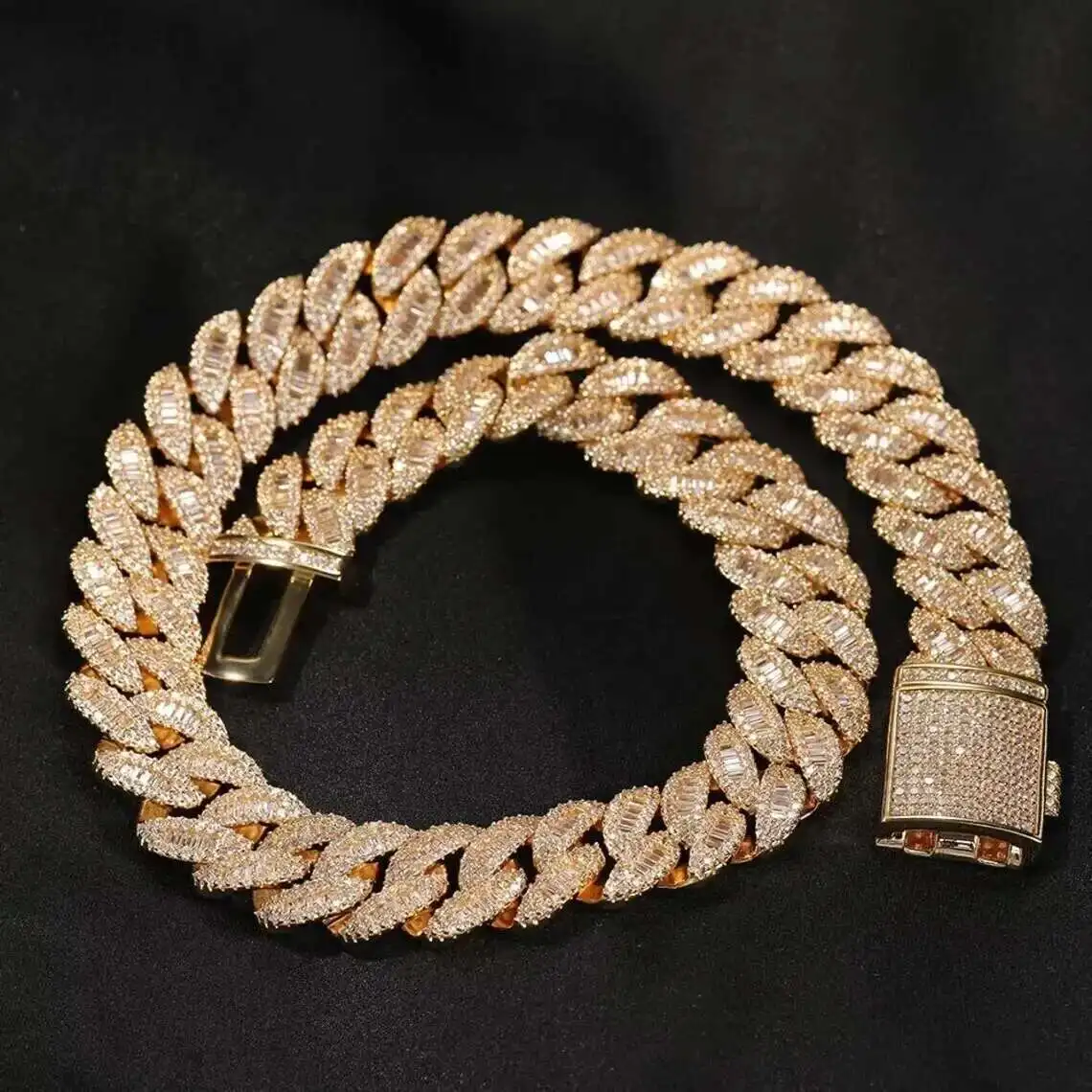 Hip Hop jewelry 925 sterling silver 16mm baguette Moissanite Iced Out Miami Cuban Link necklace
Hip Hop jewelry 925 sterling silver 16mm baguette Moissanite Iced Out Miami Cuban Link necklace