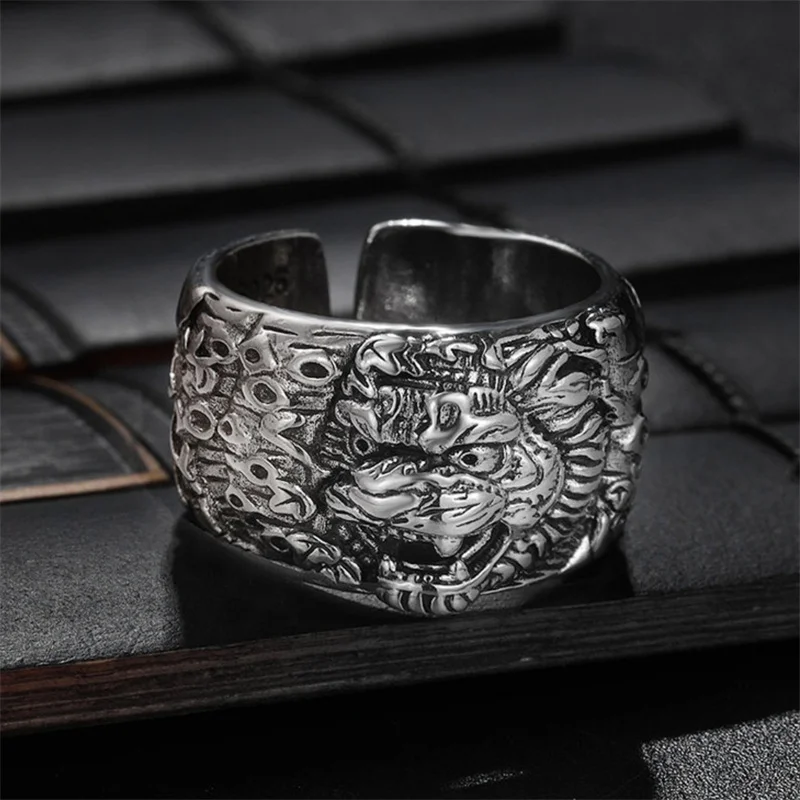 Кольцо с изображением животного Пи Сю, приносящее удачу и богатство, для мужчин, винтажное рельефное кольцо с изображением зверя, пожирающего деньги, мужские украшения для пальцев.
Кольцо с изображением животного Пи Сю, приносящее удачу и богатство, для мужчин, винтажное рельефное кольцо с изображением зверя, пожирающего деньги, мужские украшения для пальцев.
