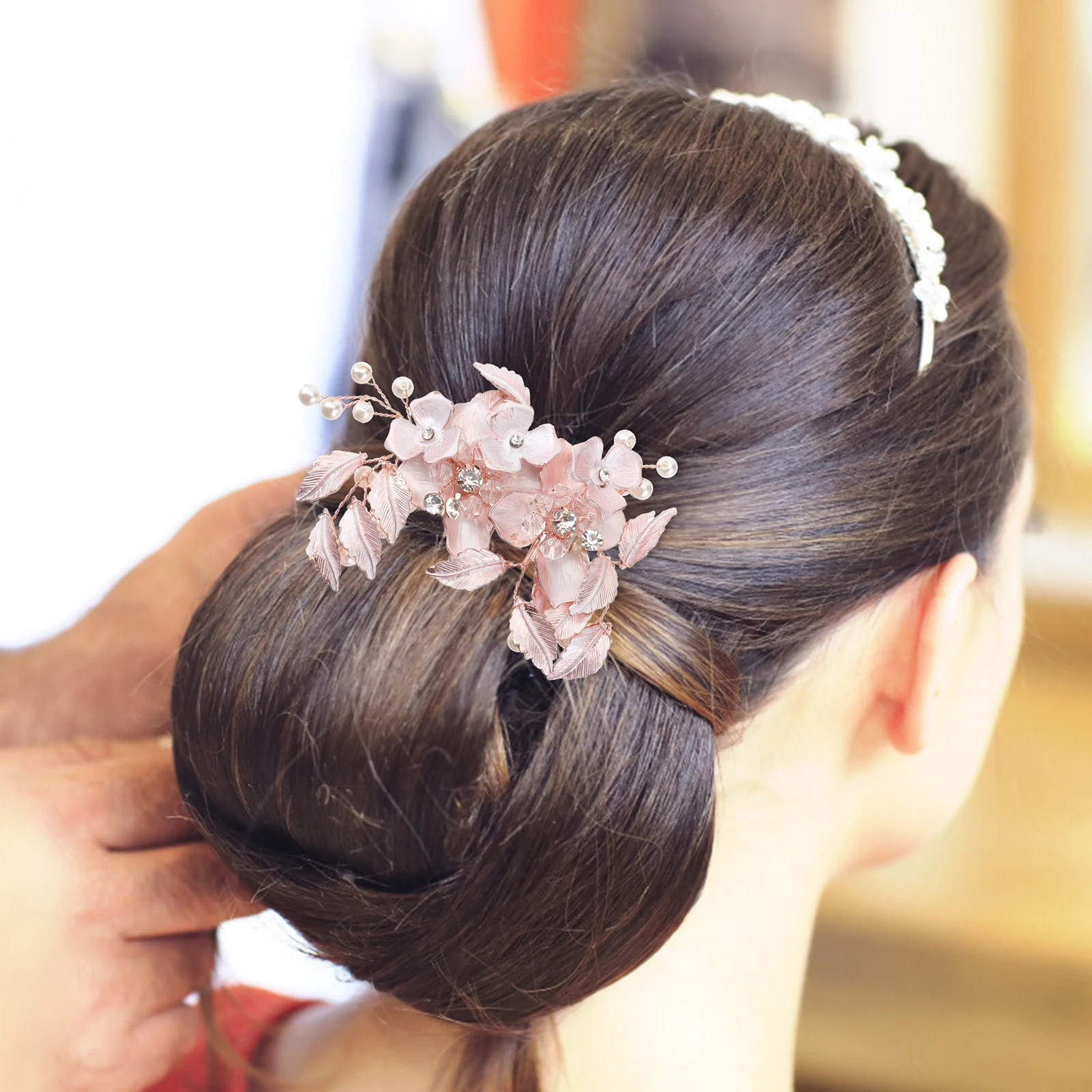 Цветочная расческа с кристаллами, свадебный головной убор, свадебные аксессуары для волос, дизайн золотого формы, модный головной убор с кристаллами, легко носить
Цветочная расческа с кристаллами, свадебный головной убор, свадебные аксессуары для волос, дизайн золотого формы, модный головной убор с кристаллами, легко носить