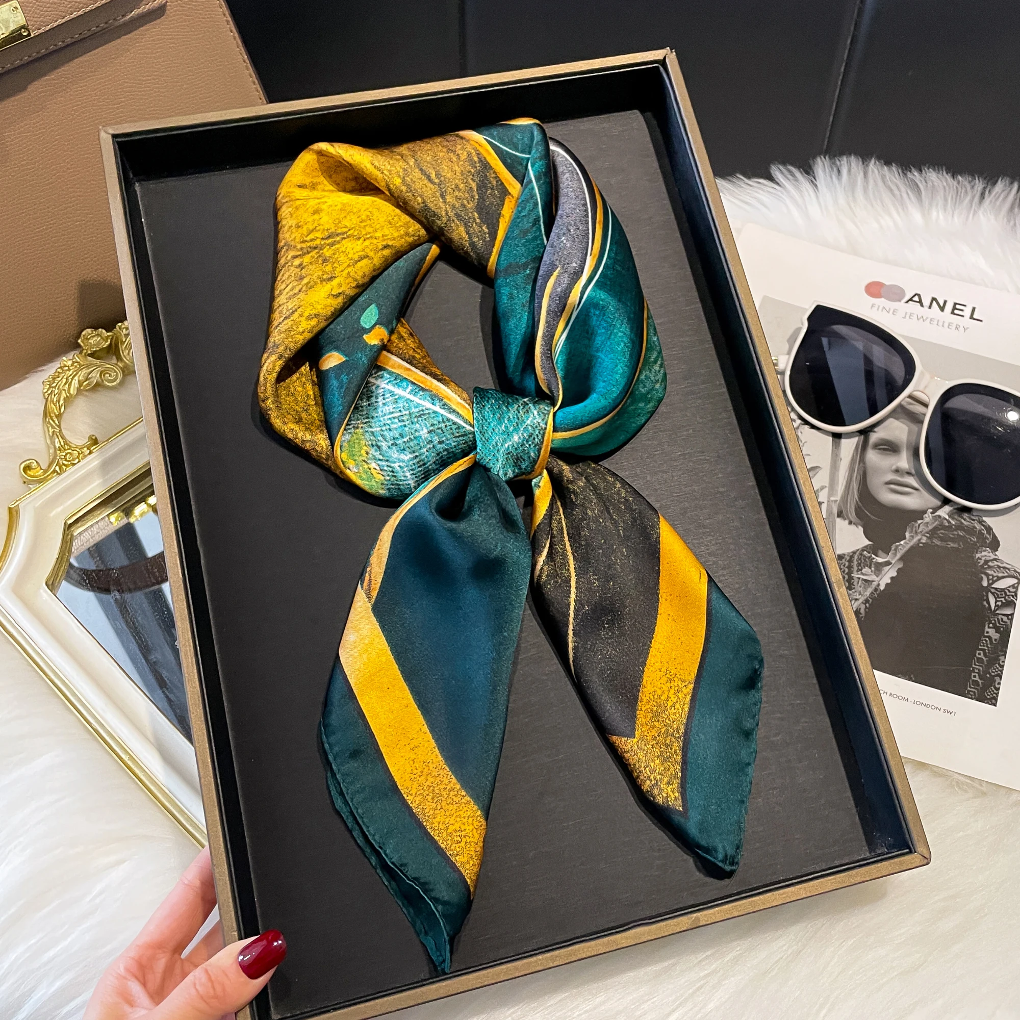New Luxury Print 70*70cm Silk Square Scarf Women Soft Satin Hairband Neckerchief Tie Female Headband Foulard Bag Ribbon Gift
New Luxury Print 70*70cm Silk Square Scarf Women Soft Satin Hairband Neckerchief Tie Female Headband Foulard Bag Ribbon Gift