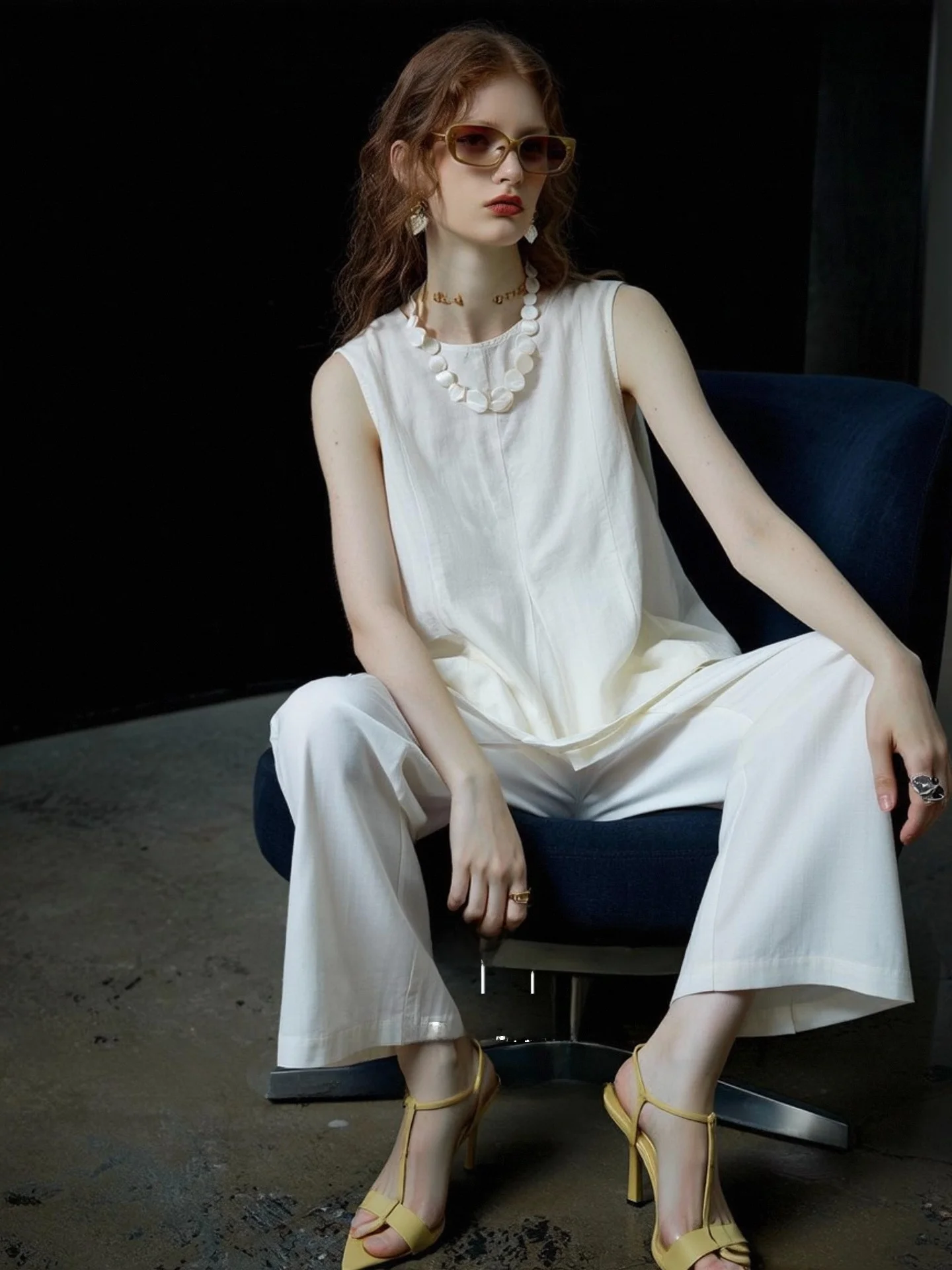Huaappuw White round Neck Sleeveless Doll Shirt Commute Style Casual Top for Women Summer 2026 Mid-Length Casual Wear
Huaappuw White round Neck Sleeveless Doll Shirt Commute Style Casual Top for Women Summer 2026 Mid-Length Casual Wear
