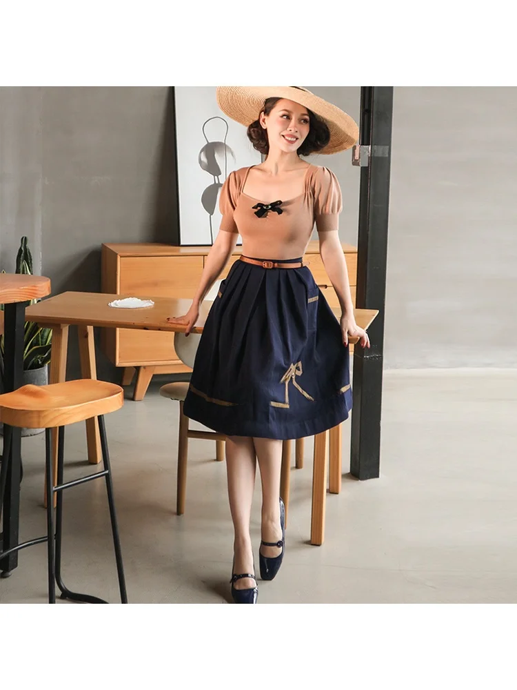 Le Palais Vintage Original Navy Blue 50s Style Pleated Skirt with Bow High Waist A-Line Midi Skirt for Street Style Women
Le Palais Vintage Original Navy Blue 50s Style Pleated Skirt with Bow High Waist A-Line Midi Skirt for Street Style Women