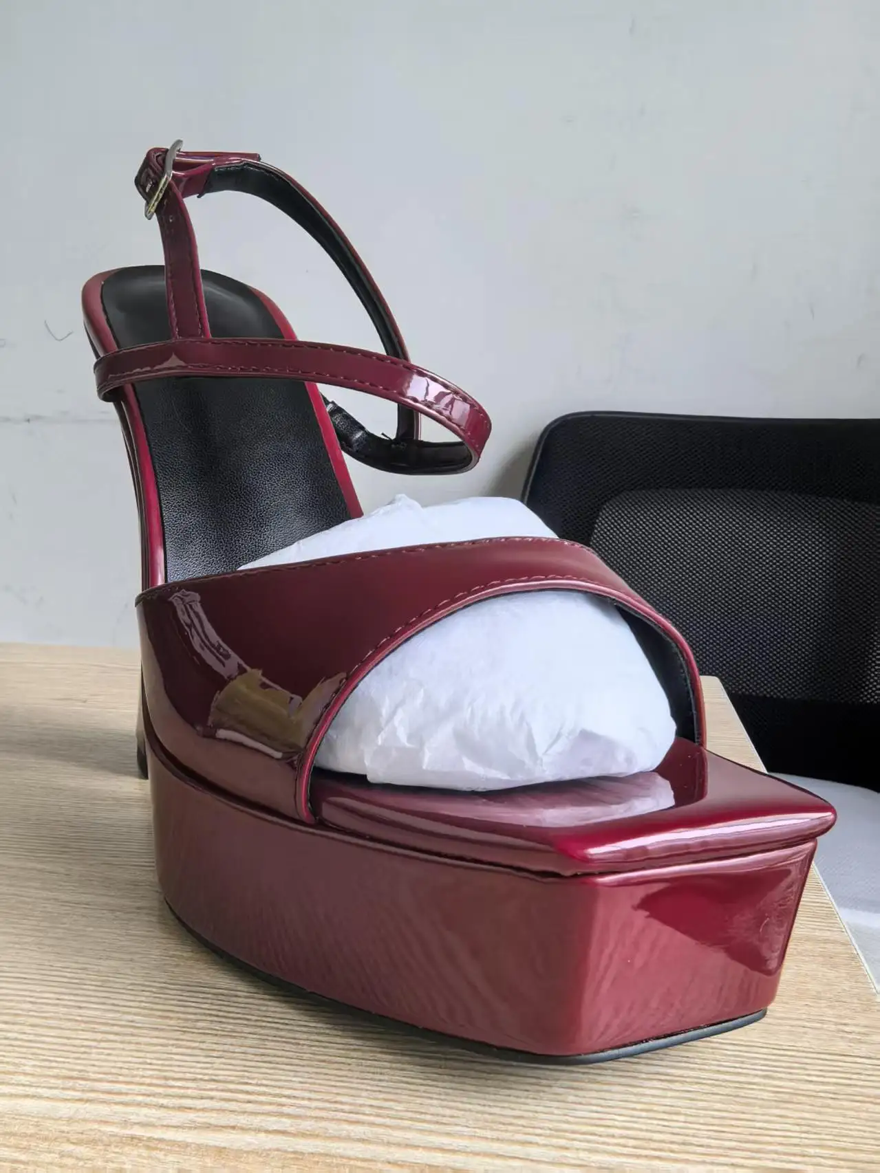 2026 Summer Solid Color High Heel Women's Sandals New Waterproof Platform Buckle Gold Silver Size 36-43 Sexy Women's Shoes
2026 Summer Solid Color High Heel Women's Sandals New Waterproof Platform Buckle Gold Silver Size 36-43 Sexy Women's Shoes
