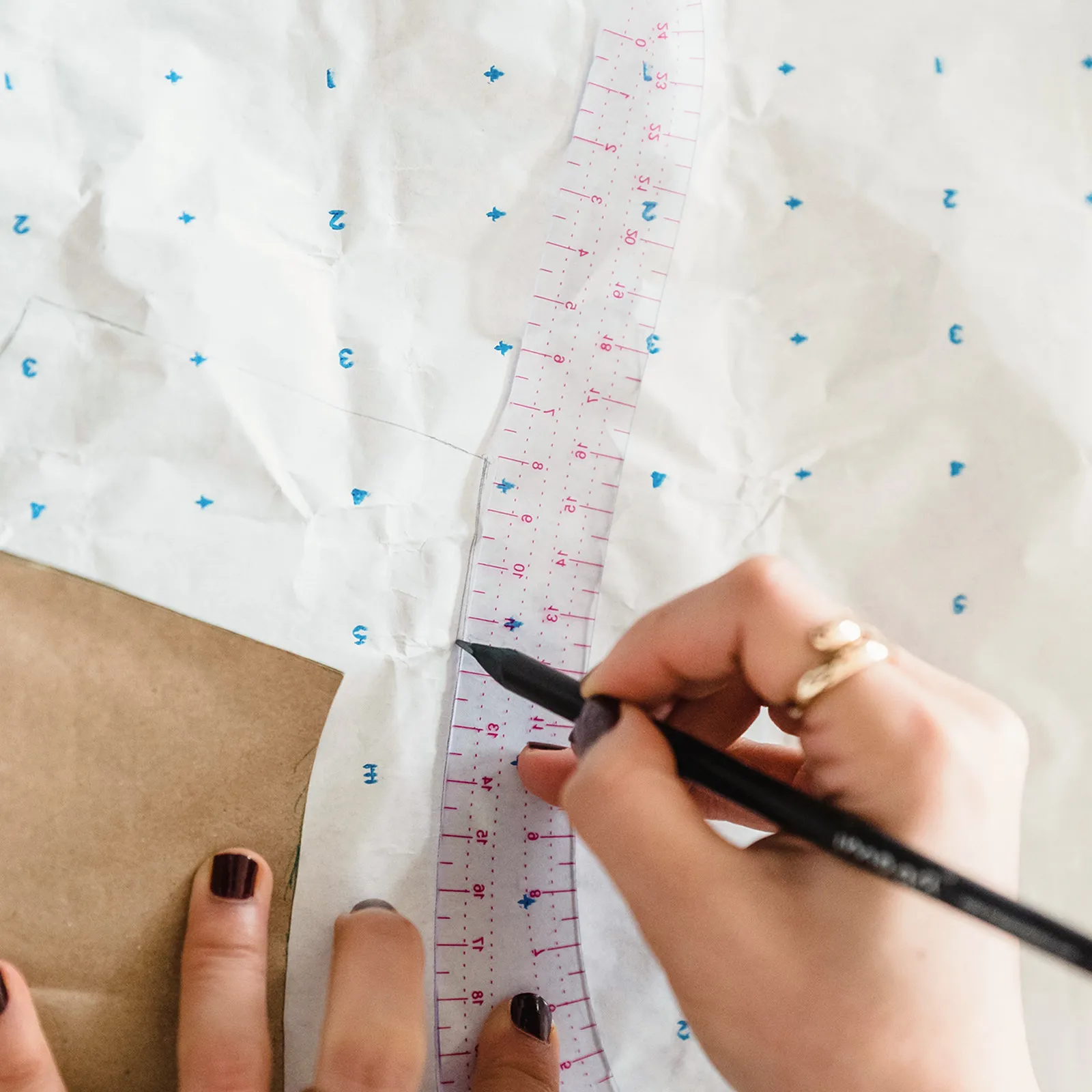 Набор из 1 многофункциональной линейки для раскроя и шитья, портновский инструмент, легкий, портативный, для создания выкроек своими руками
Набор из 1 многофункциональной линейки для раскроя и шитья, портновский инструмент, легкий, портативный, для создания выкроек своими руками