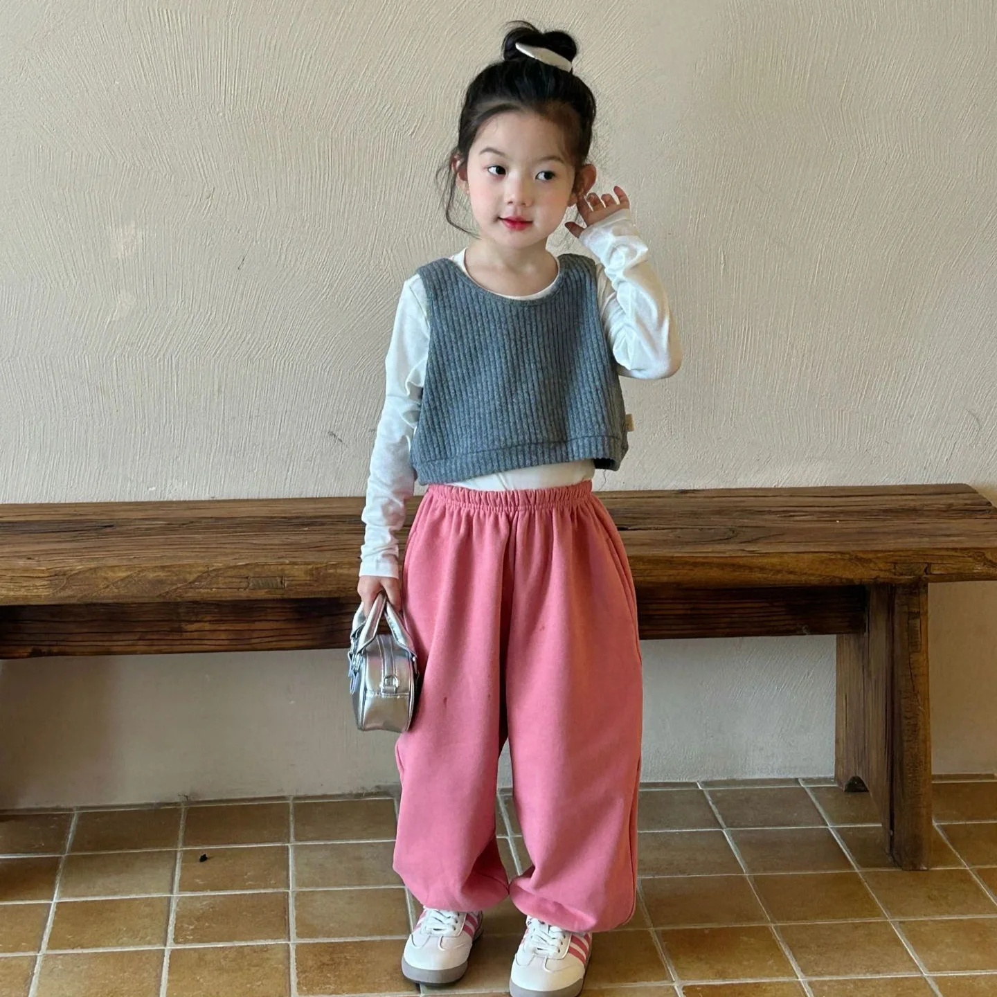Girls' Set 2025 Spring New Small and Medium Sized Knitted Tank Top Imitation Tencel Bottom Shirt Children's Casual Pants Stylish
Girls' Set 2025 Spring New Small and Medium Sized Knitted Tank Top Imitation Tencel Bottom Shirt Children's Casual Pants Stylish