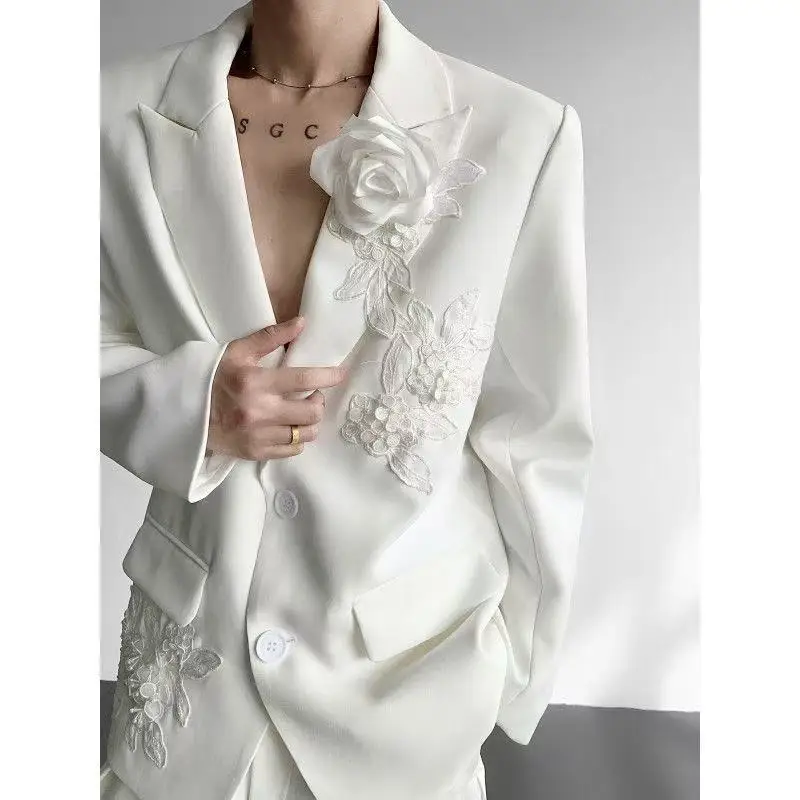 New White 3D Floral Suit Tops Mens Heavy Industry Design Padded Shoulder Outerwear Bridegroom Wedding Uniform Fashion Coat Male
New White 3D Floral Suit Tops Mens Heavy Industry Design Padded Shoulder Outerwear Bridegroom Wedding Uniform Fashion Coat Male