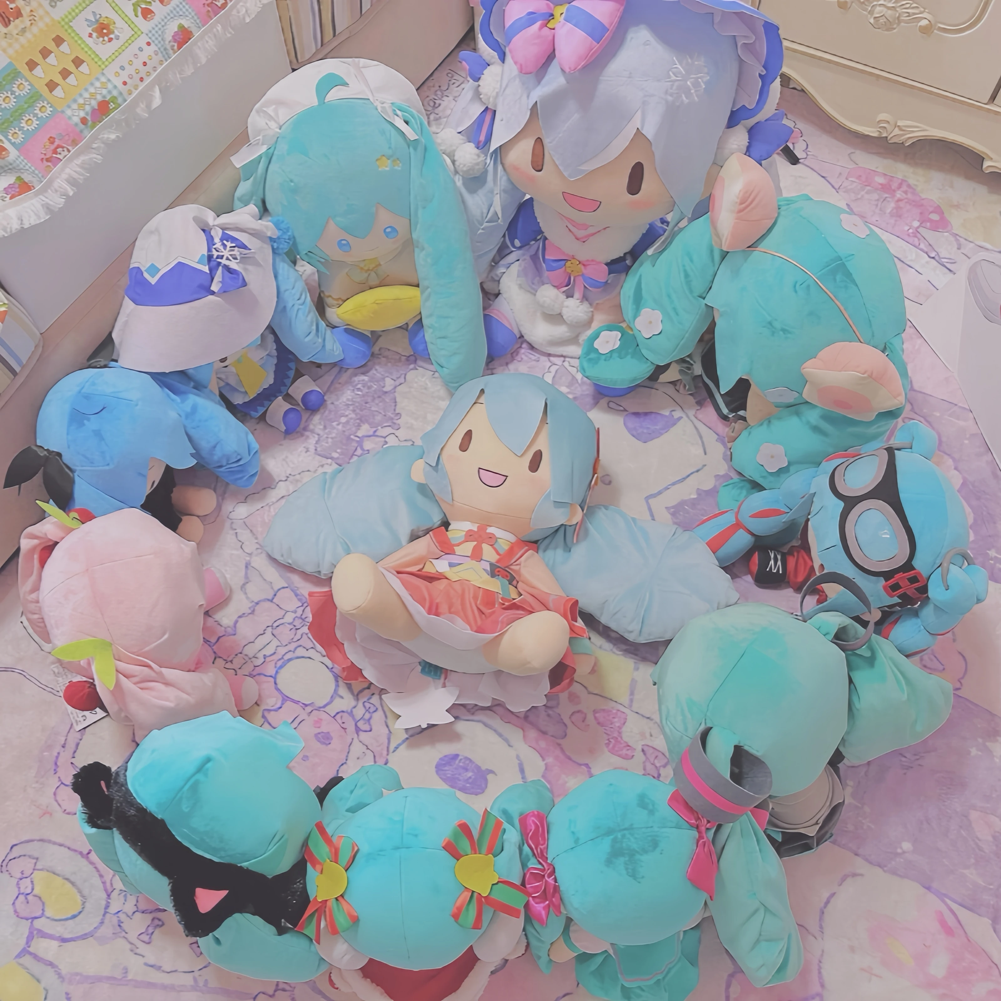 Kawaii Yuexi River Hatsune Miku плюшевая кукла аниме новый розовый Мику Preciality плюшевая подушка диван украшения украшение комнаты Рождественский подарок
Kawaii Yuexi River Hatsune Miku плюшевая кукла аниме новый розовый Мику Preciality плюшевая подушка диван украшения украшение комнаты Рождественский подарок