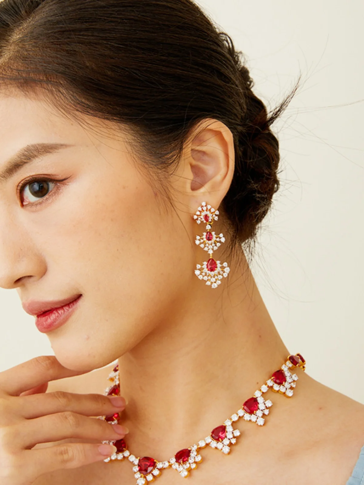 18K Gold Plated Long Drop Earrings Sparkling Firework Design Red Gemstone Split Color Elegant Ladies Fashion Jewelry Accessories
18K Gold Plated Long Drop Earrings Sparkling Firework Design Red Gemstone Split Color Elegant Ladies Fashion Jewelry Accessories