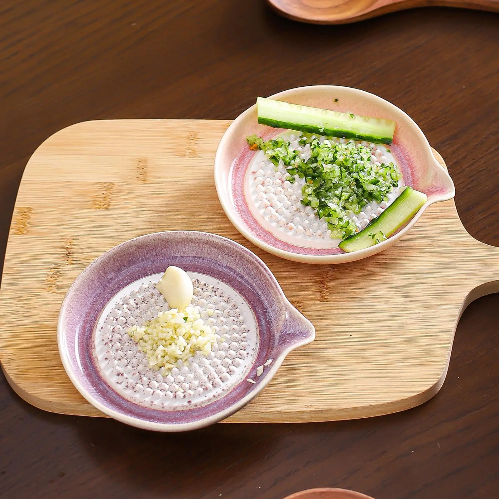 Grater Plate Gradient Glaze Smooth Tool Garlic Grater Dish Bowl for Home Kitchen Chocolate Onion Lemon Fruits Vegetable Meal
Grater Plate Gradient Glaze Smooth Tool Garlic Grater Dish Bowl for Home Kitchen Chocolate Onion Lemon Fruits Vegetable Meal