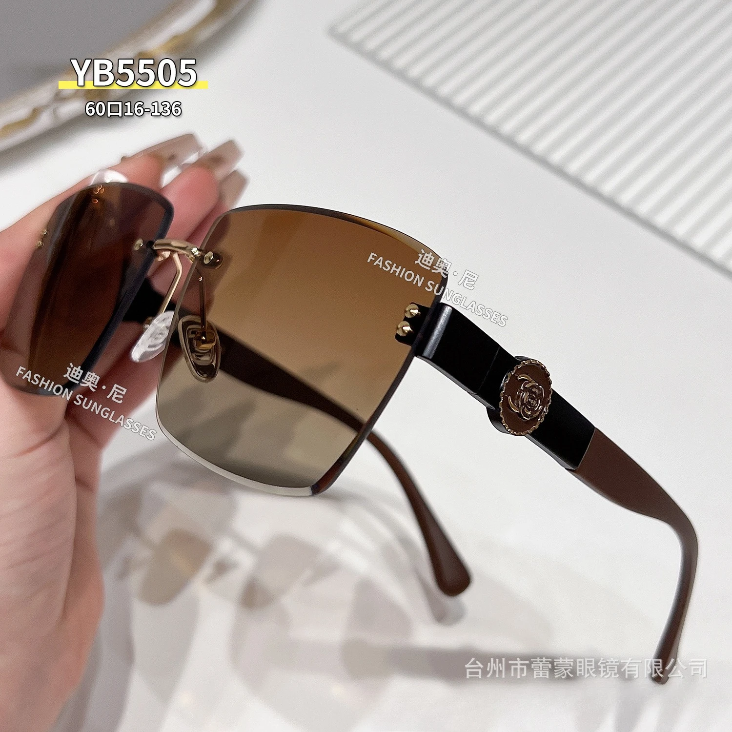 New Xiaoxiangfeng sunglasses fashion light luxury crystal trimmed sunglasses frameless high-end hot-selling wholesale
New Xiaoxiangfeng sunglasses fashion light luxury crystal trimmed sunglasses frameless high-end hot-selling wholesale