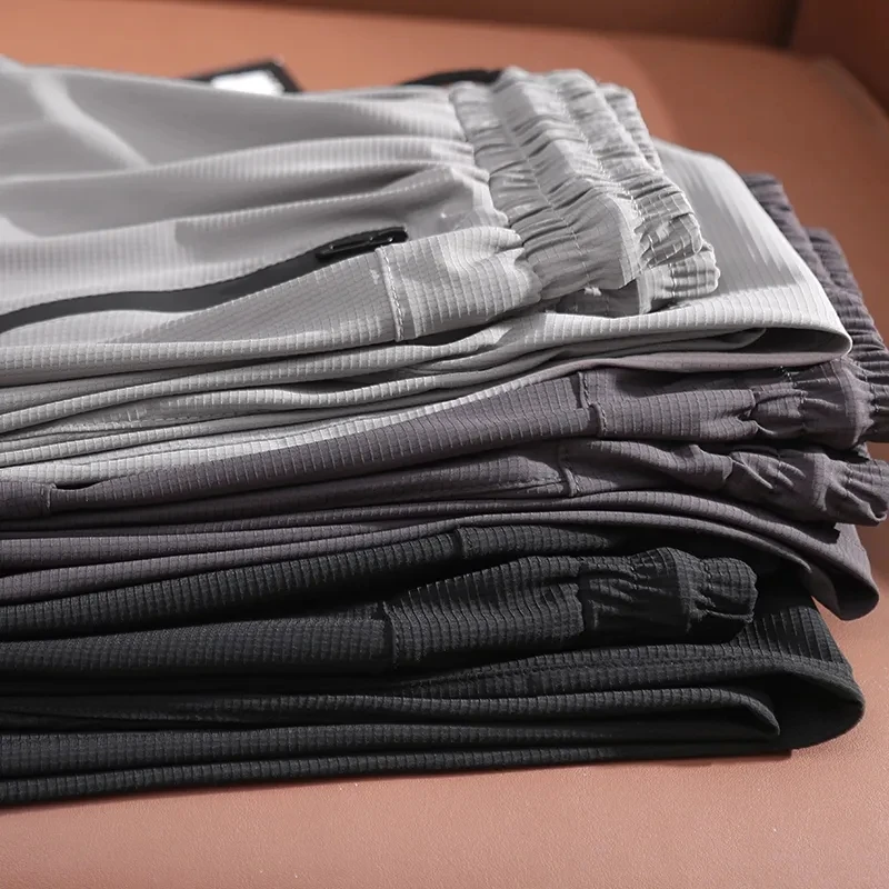 Новые летние мужские тонкие шелковые брюки против морщин, повседневные спортивные штаны на открытом воздухе, светоотражающие длинные брюки для бега, молодежные активные брюки
Новые летние мужские тонкие шелковые брюки против морщин, повседневные спортивные штаны на открытом воздухе, светоотражающие длинные брюки для бега, молодежные активные брюки