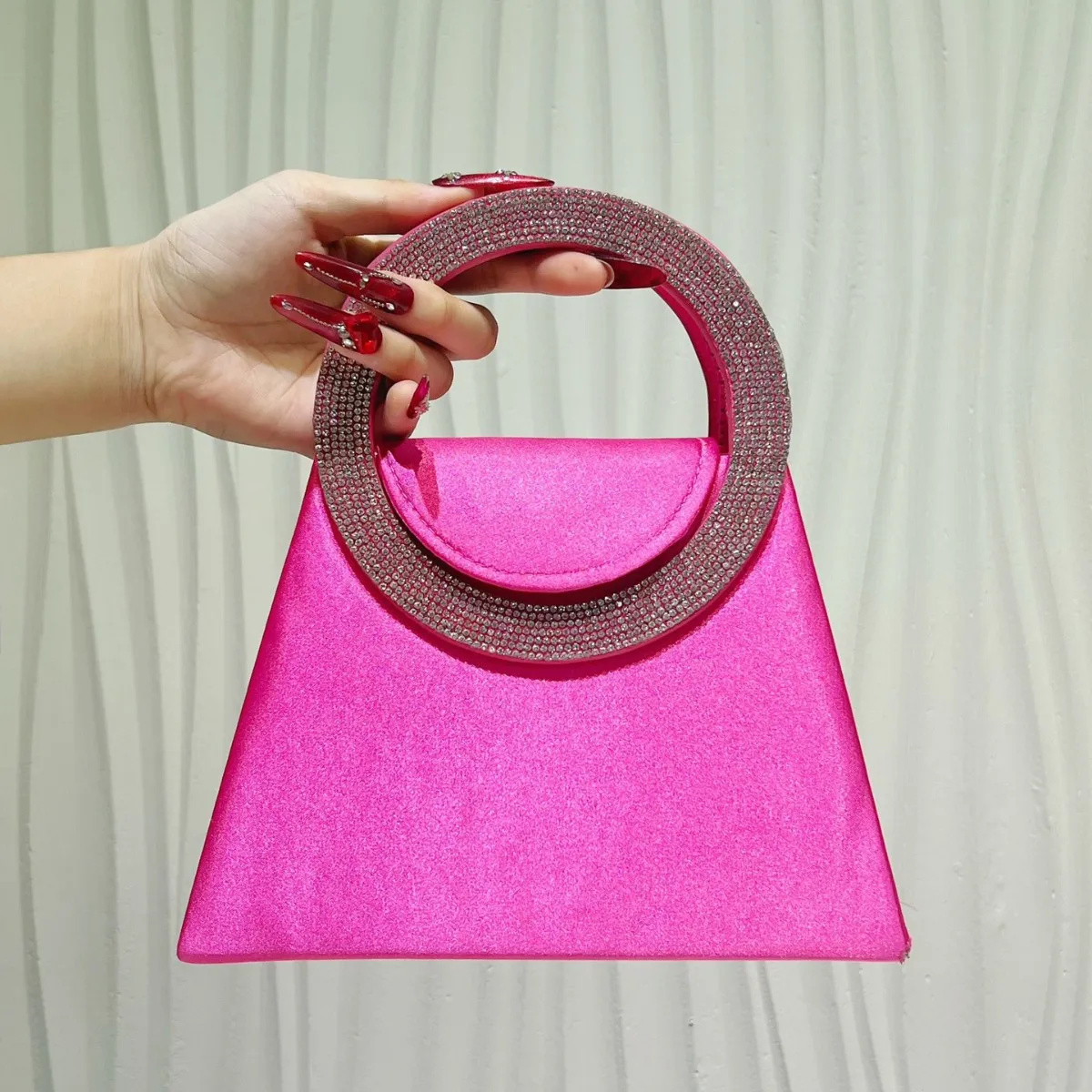 New fashion diamond-encrusted women's dinner bag French handbag Shiny rhinestone trapezoidal bag Crossbody chain bag
New fashion diamond-encrusted women's dinner bag French handbag Shiny rhinestone trapezoidal bag Crossbody chain bag