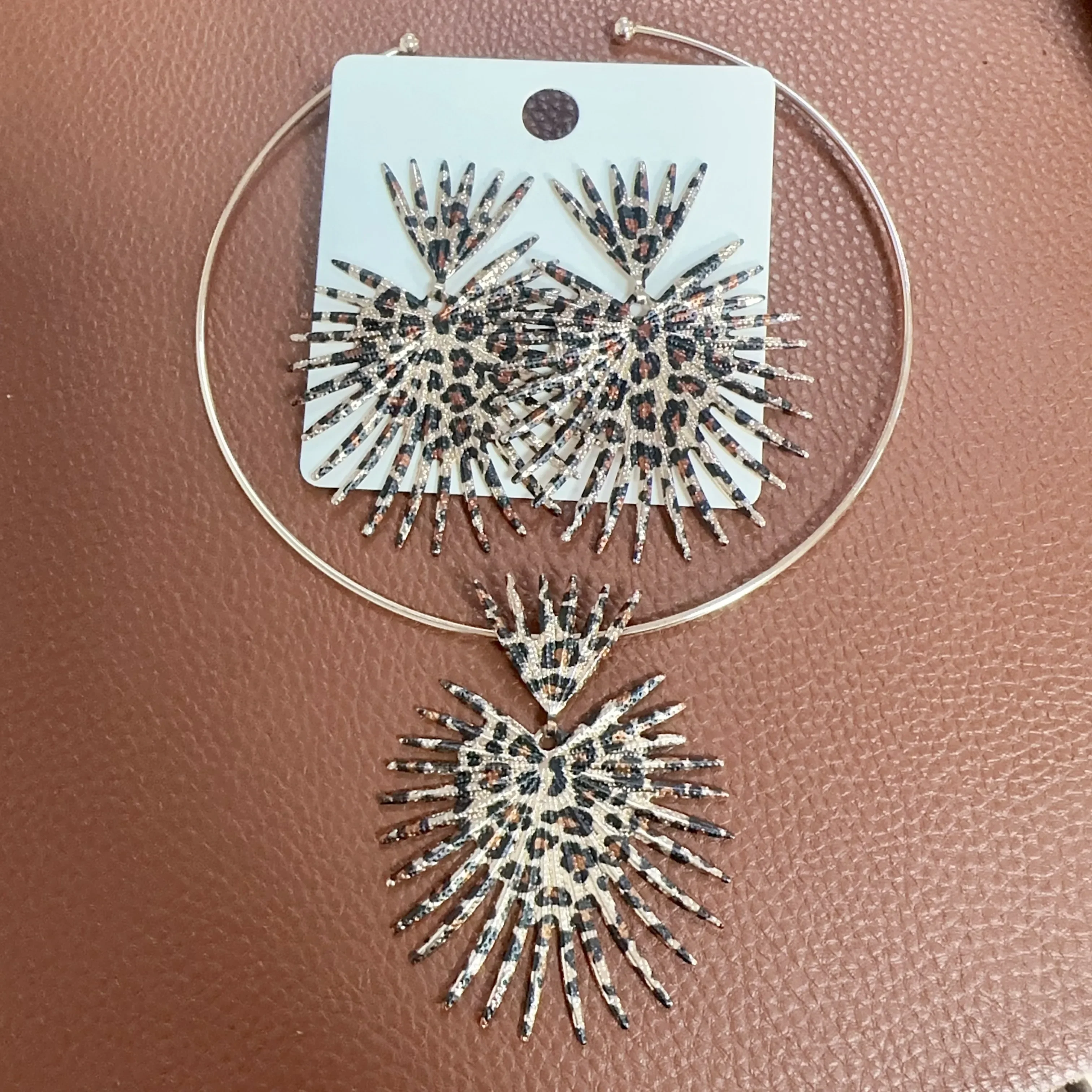 Punk Exaggerated Big Fans Earring for Women 2PCS Leopard Print Pendant Choker Necklace Vintage Geometric Designer Earring Gifts
Punk Exaggerated Big Fans Earring for Women 2PCS Leopard Print Pendant Choker Necklace Vintage Geometric Designer Earring Gifts