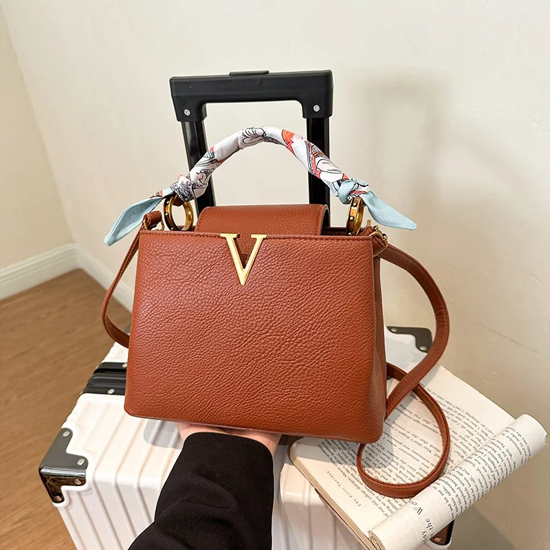 Luxury Women Crossbody Bag Fashionable Shoulder Tote for Office Commute Large Capacity
Luxury Women Crossbody Bag Fashionable Shoulder Tote for Office Commute Large Capacity